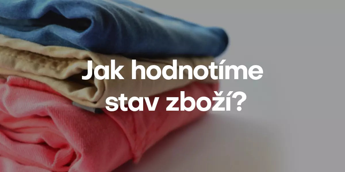 Stav zboží s veškeré visačky: modré, béžové a růžové oblečení se štítkem se značkou