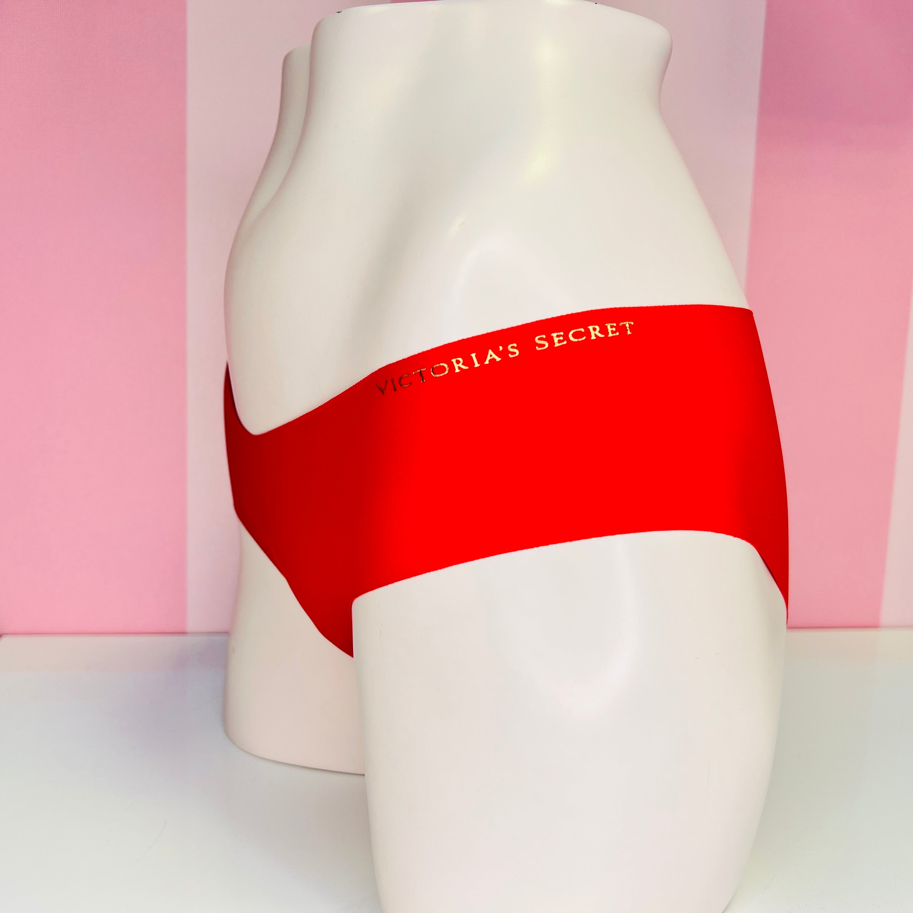 Obrázek hladké červené kalhotky Victoria’s Secret Červené Kalhotky v kolekci spodního prádla