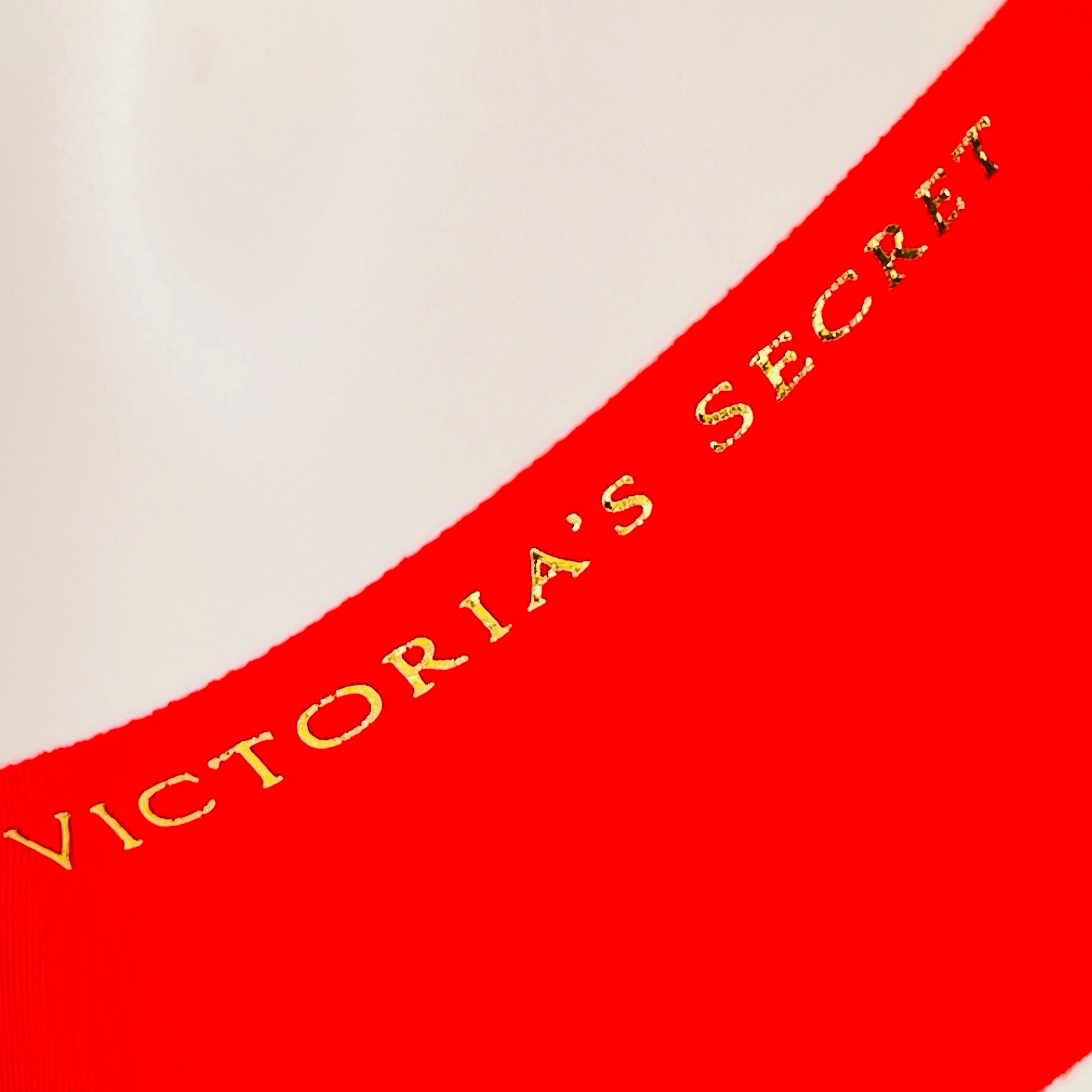 Hladké červené kalhotky Victoria’s Secret s nápisem victory v kolekci spodního prádla