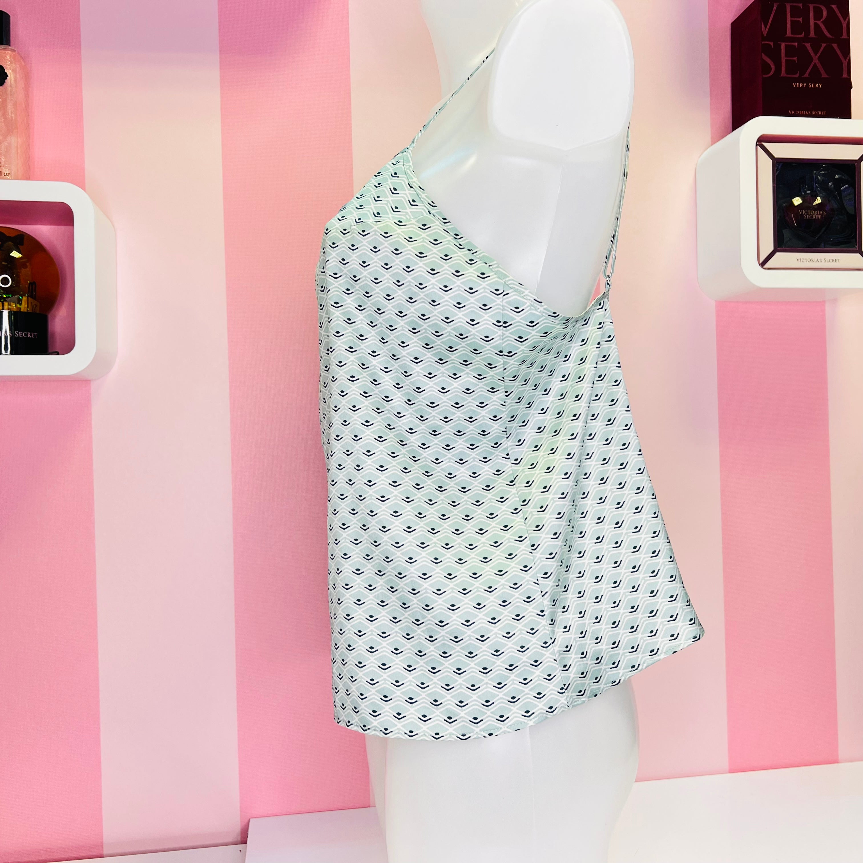Manekýn v Victoria’s Secret Saténová Košilka Pink/Blue s růžovo-bíle pruhovanou stěnou, agent provocateur př
