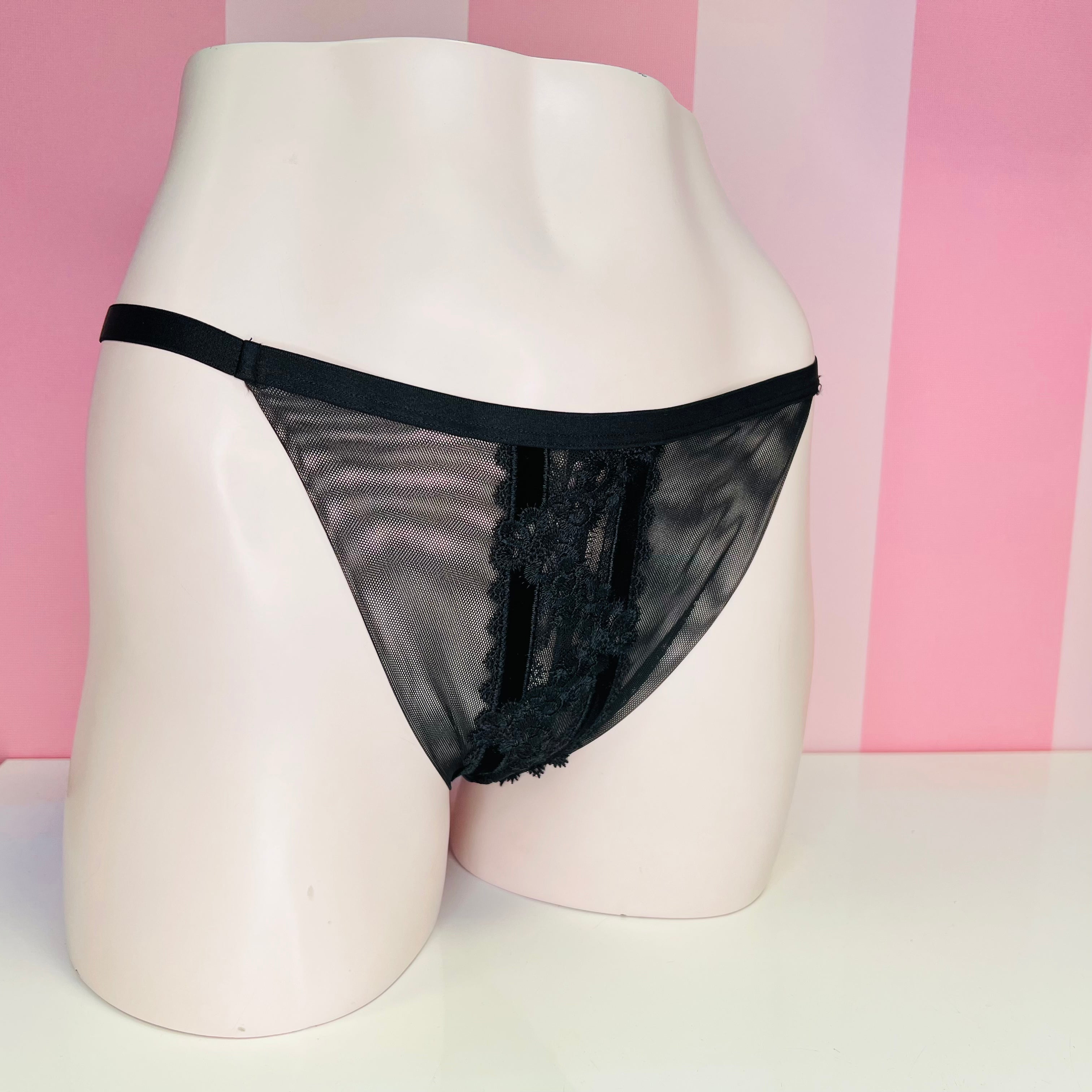 Victoria’s Secret sexy síťované tanga na figuríně, kolekce spodního prádla agent provocateur