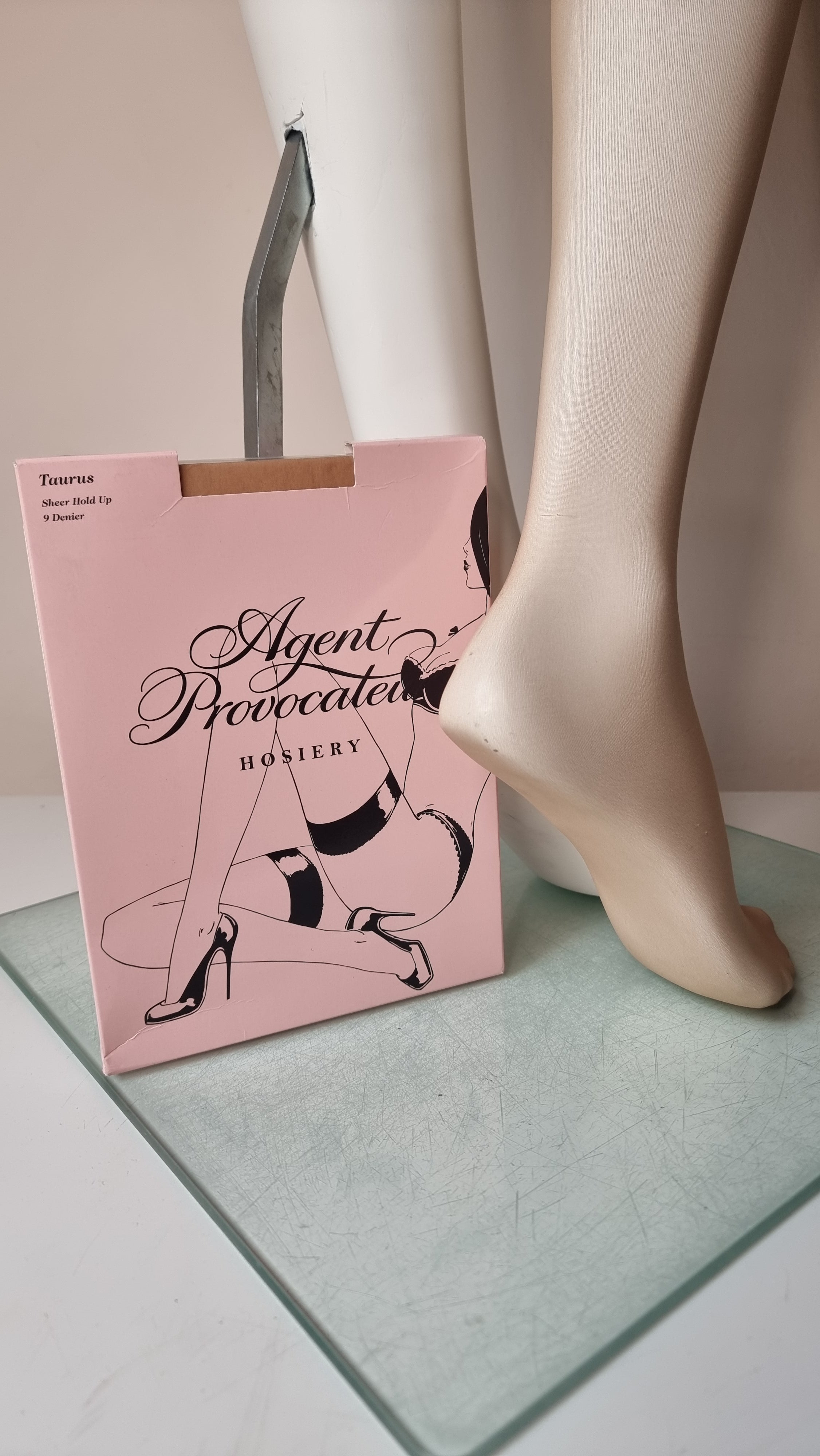 Pink hosiery packaging for Agent Provocateur Punčochy Taurus Hold Up Champagne Stocking 9 Denier