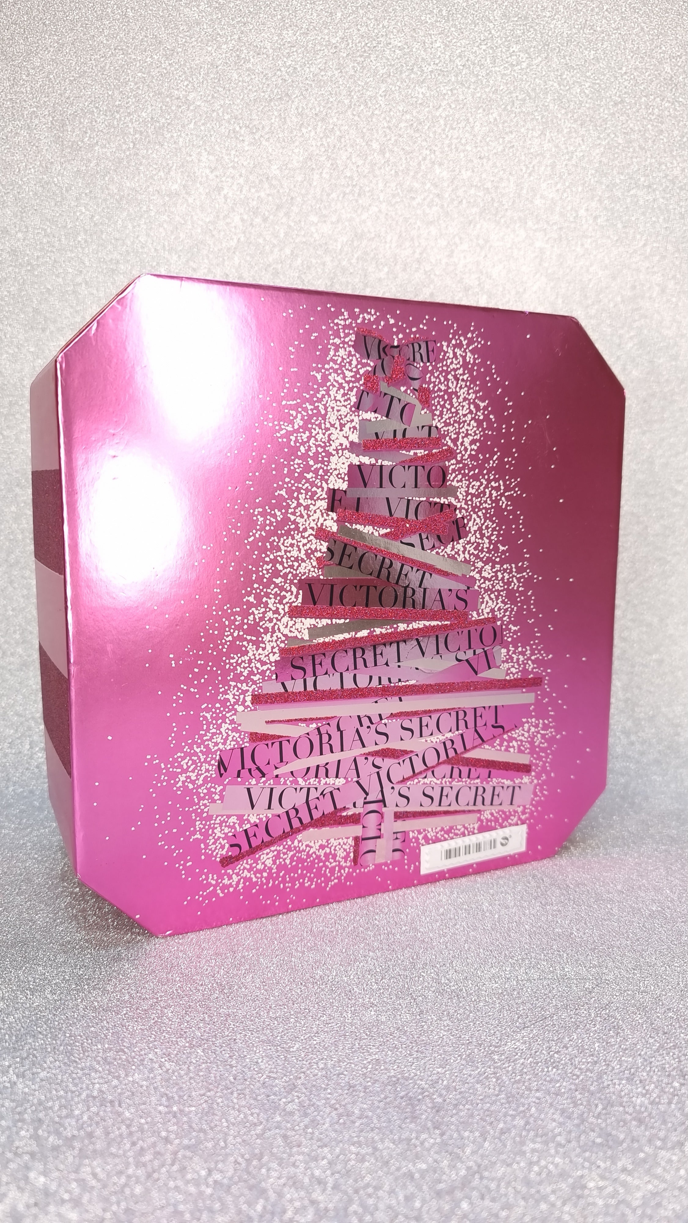 Rúžová krabička s vánočním stromem pro Victoria’s Secret Bombshell s tóny mučenky