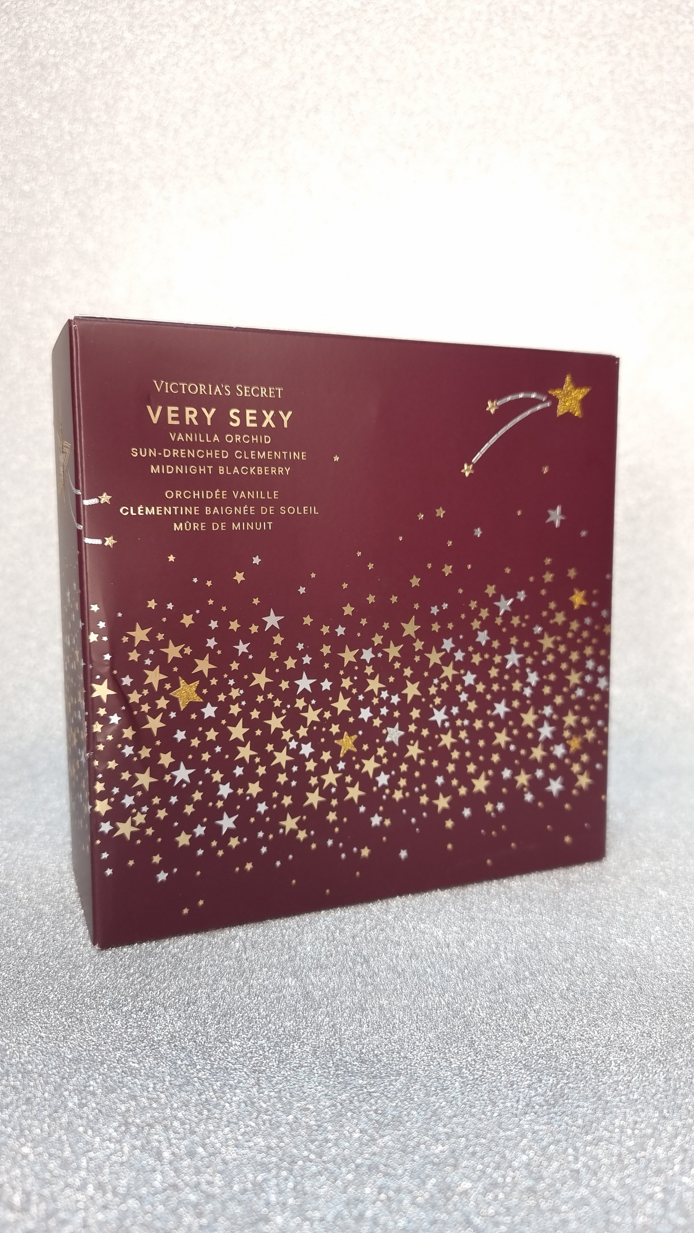 Burgundská krabička dárku Victoria’s Secret Very Sexy s vůní vanilkových orchidejí