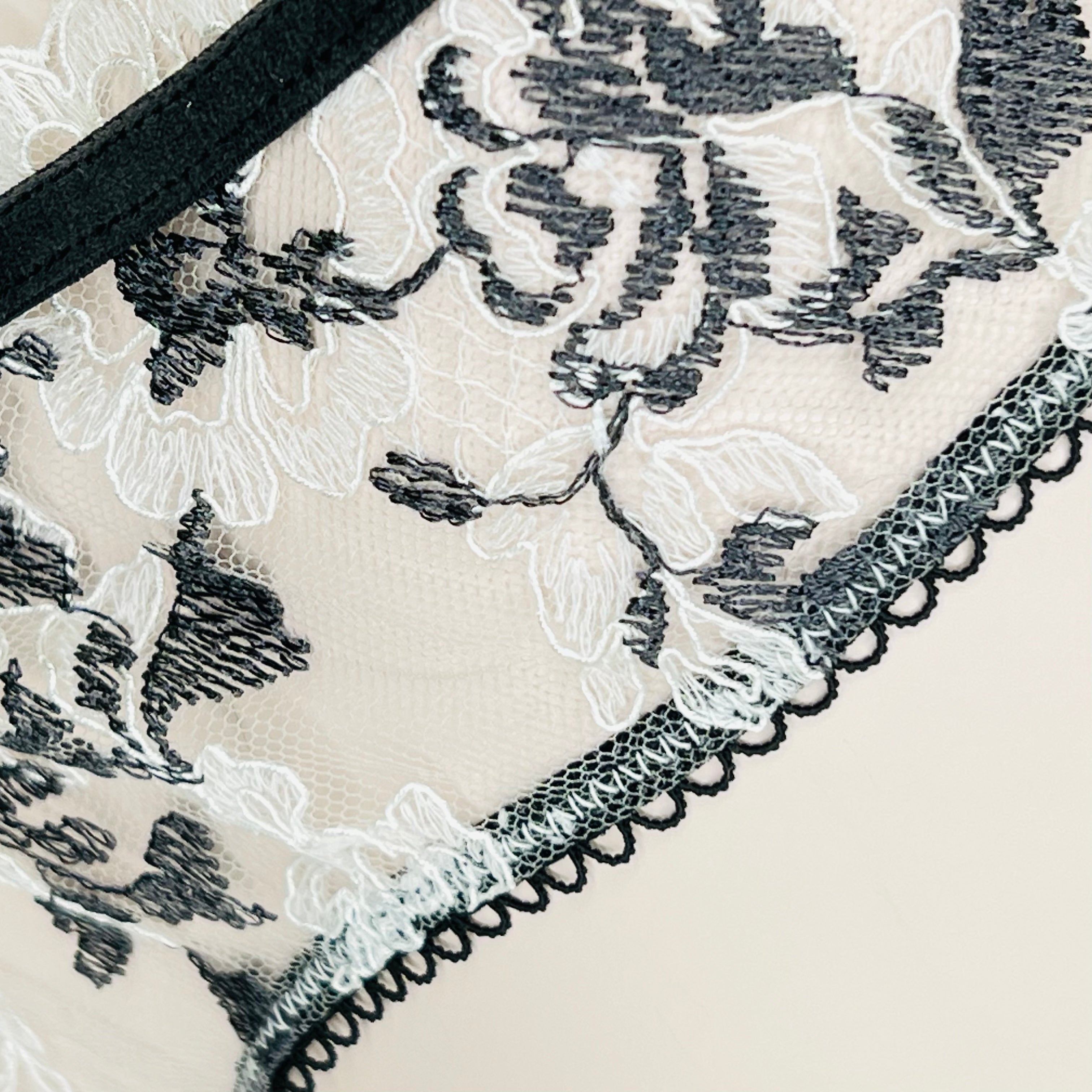 Luxusní velice příjemné tanga Victoria’s Secret s krajkovou aplikací a scalloped okrajem