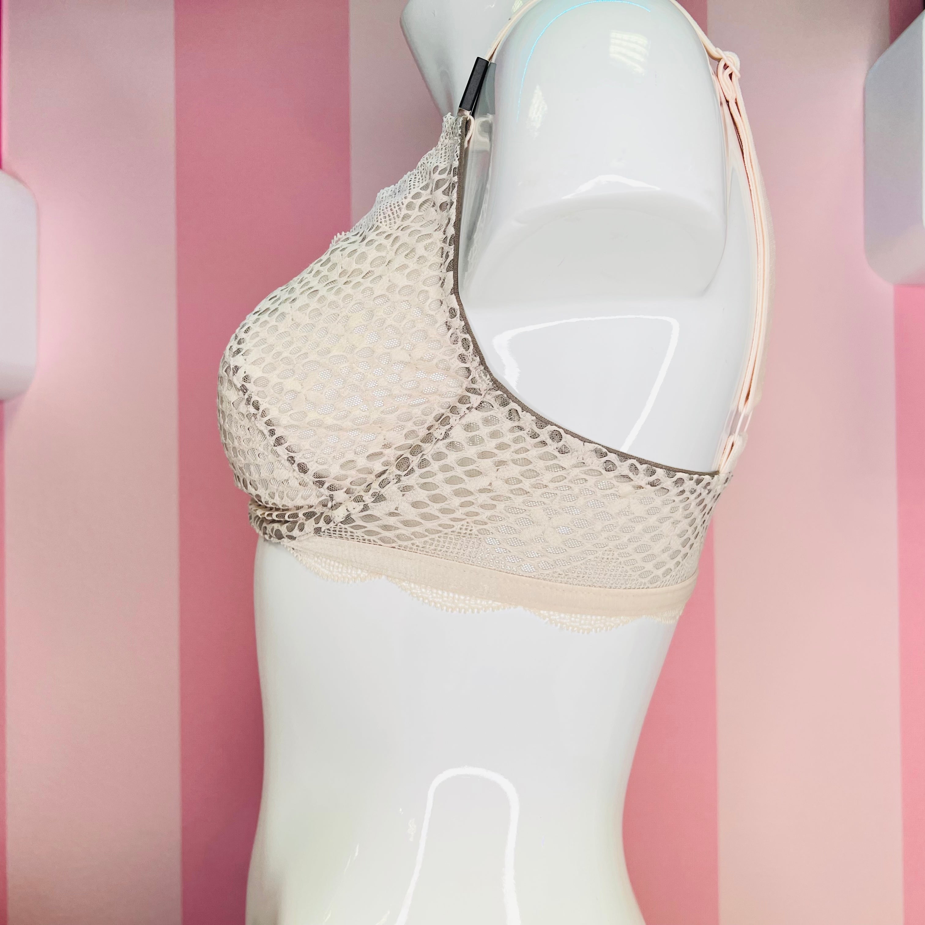 Beige síťovaná braletka s krajkou a širokými ramínky na bílé figuríně, Victoria’s Secret