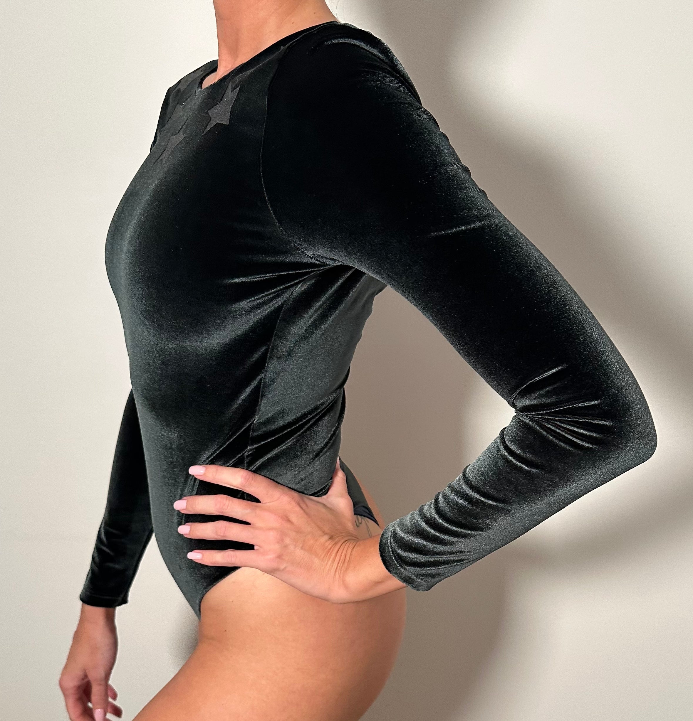 Žena v černém sametovém body s třpytivými hvězdami na originálním Body Suit