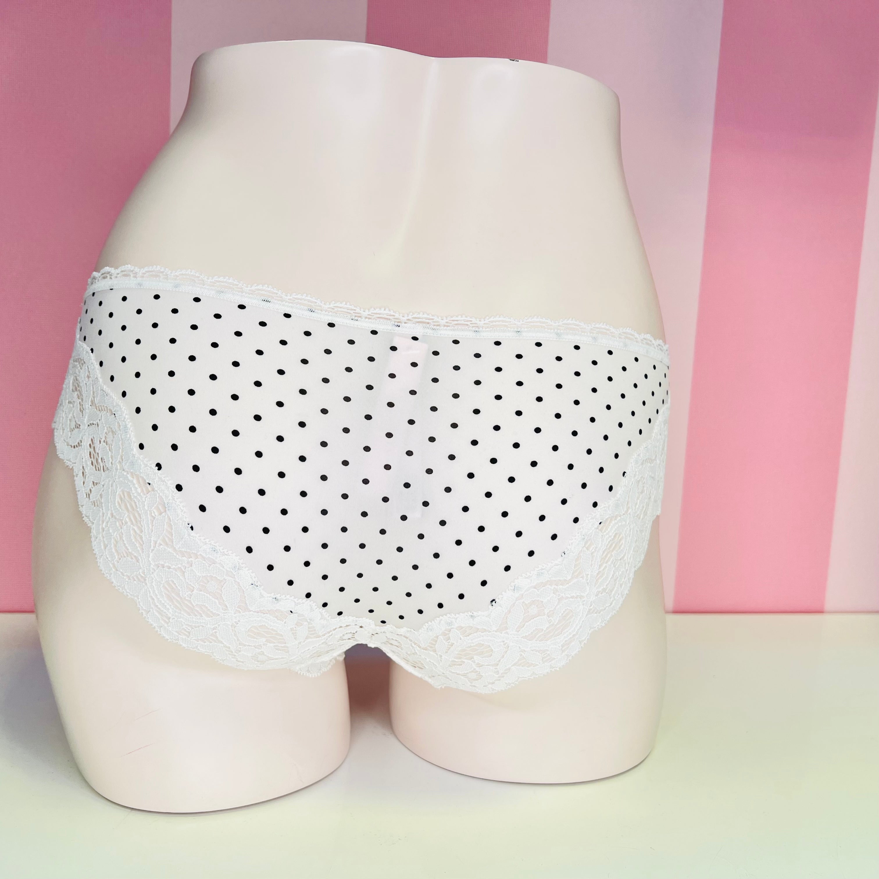 Bílé krajkové kalhotky bikini s černými puntíky od Victoria’s Secret, whispers of luxury