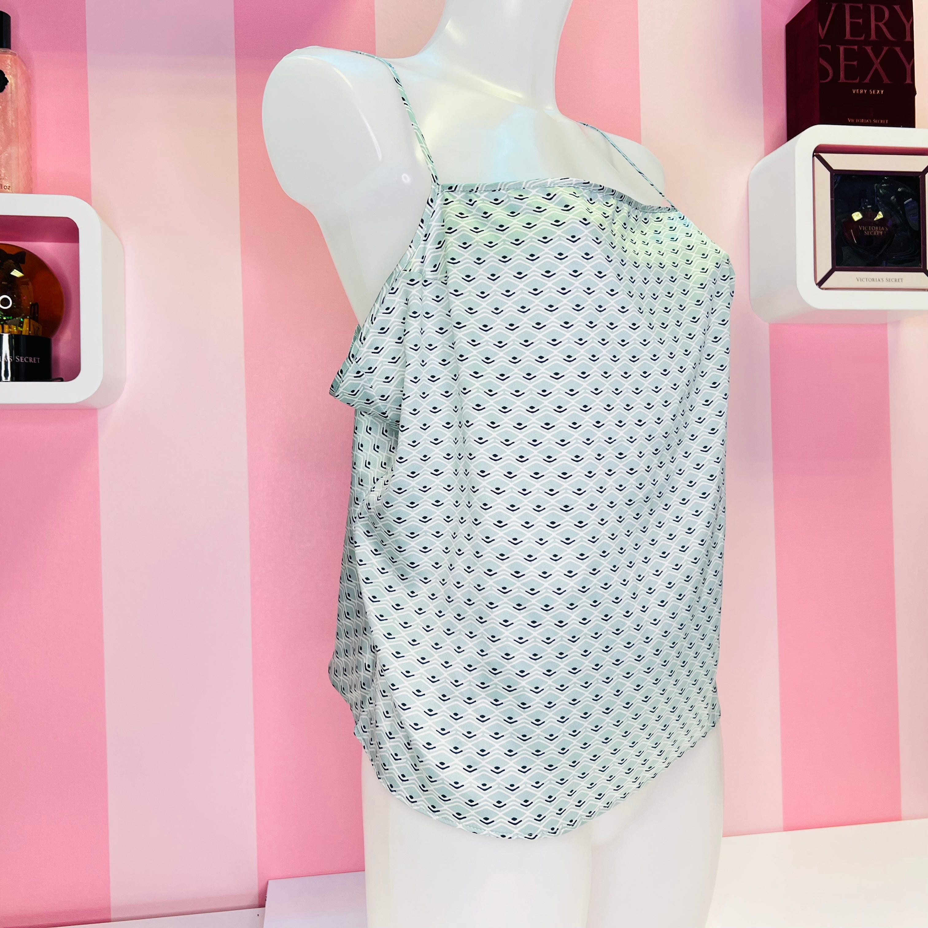 Manekýn v růžové a bílé místnosti s nastavitelnými ramínky v collection Victoria’s Secret Saténová Košilka Pink/Blue
