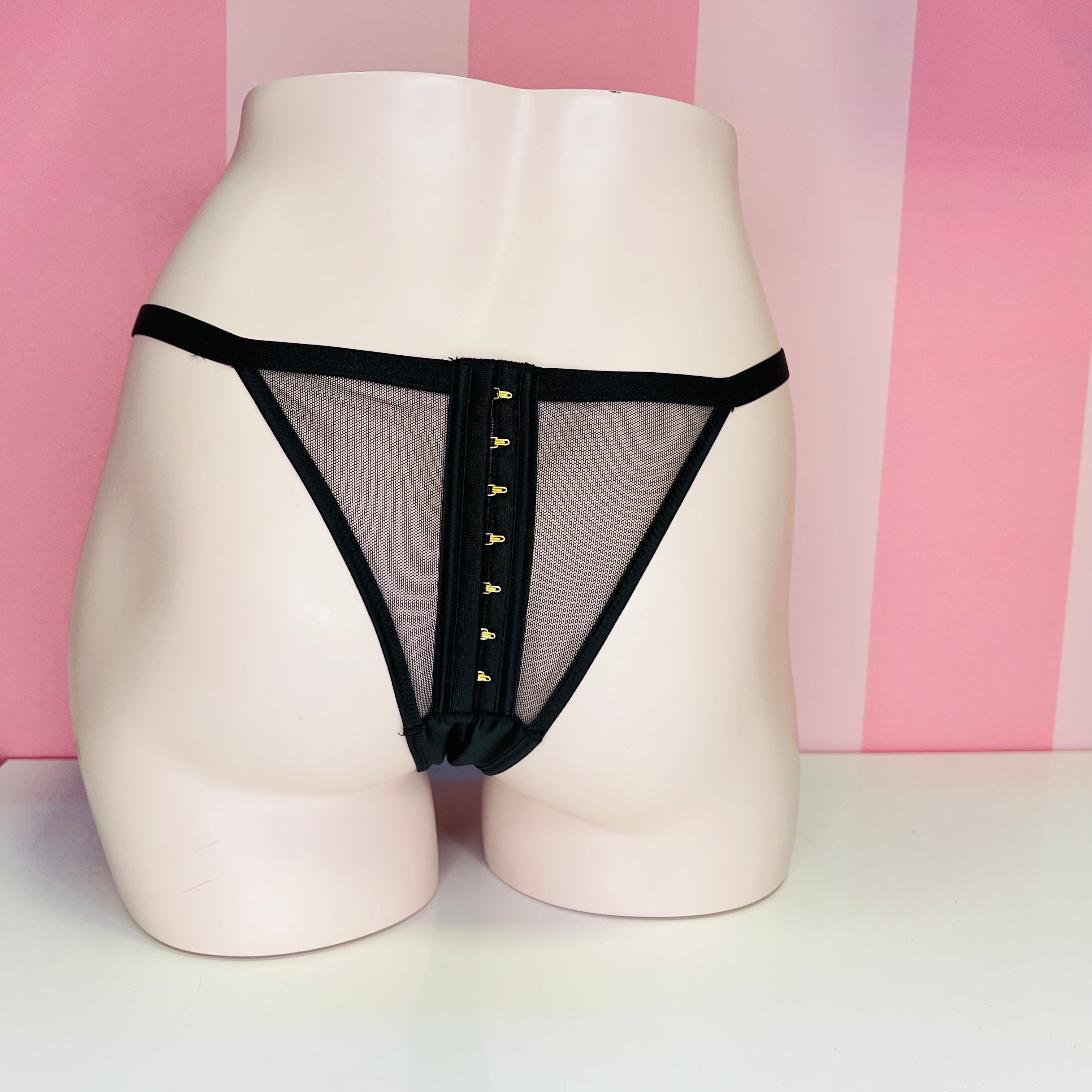 Victoria’s Secret Sexy Síťované Tanga s černobílým síťovaným designem a dekorativními kovovými nýty