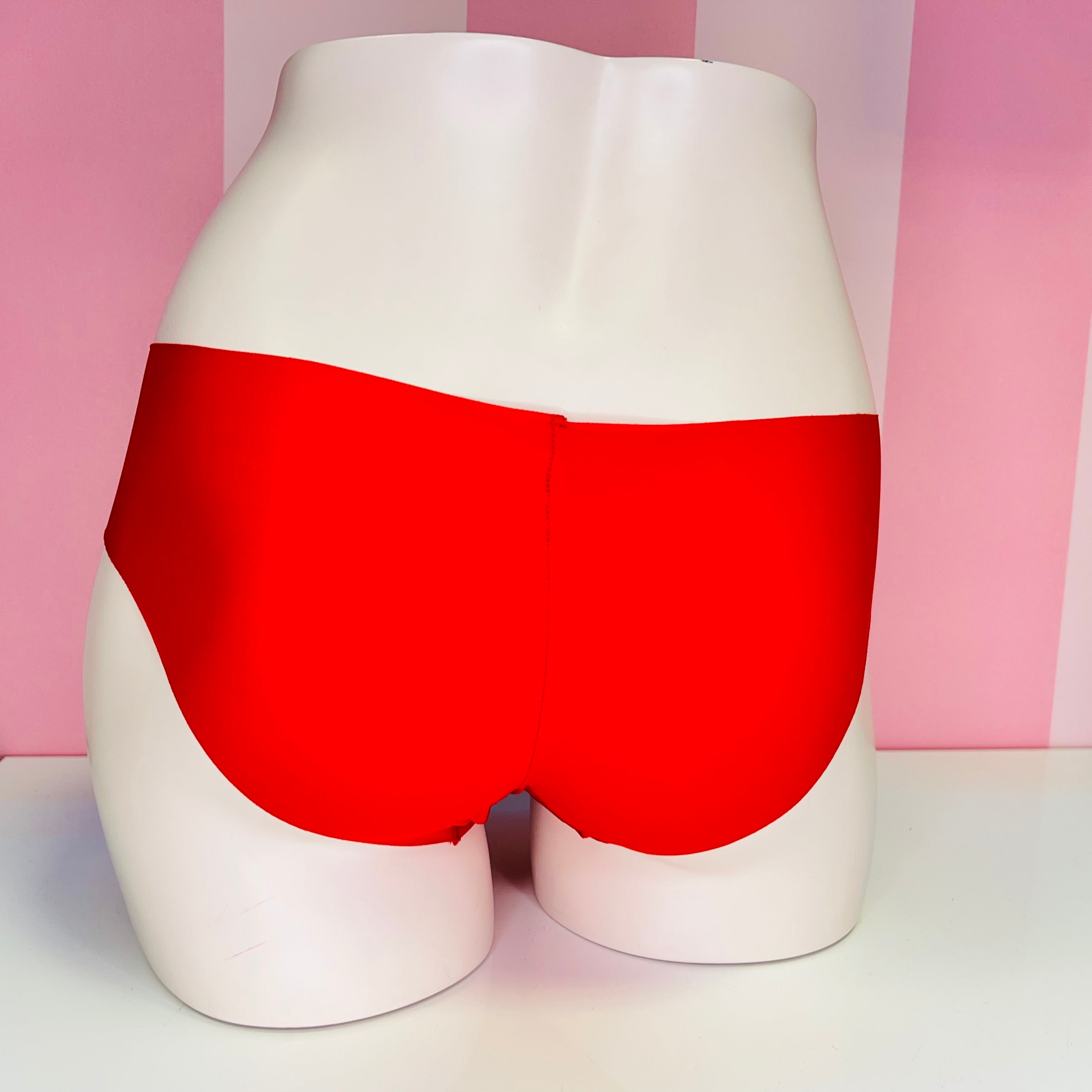 Mannequin s hladkými červenými kalhotkami z kolekce spodního prádla Victoria’s Secret