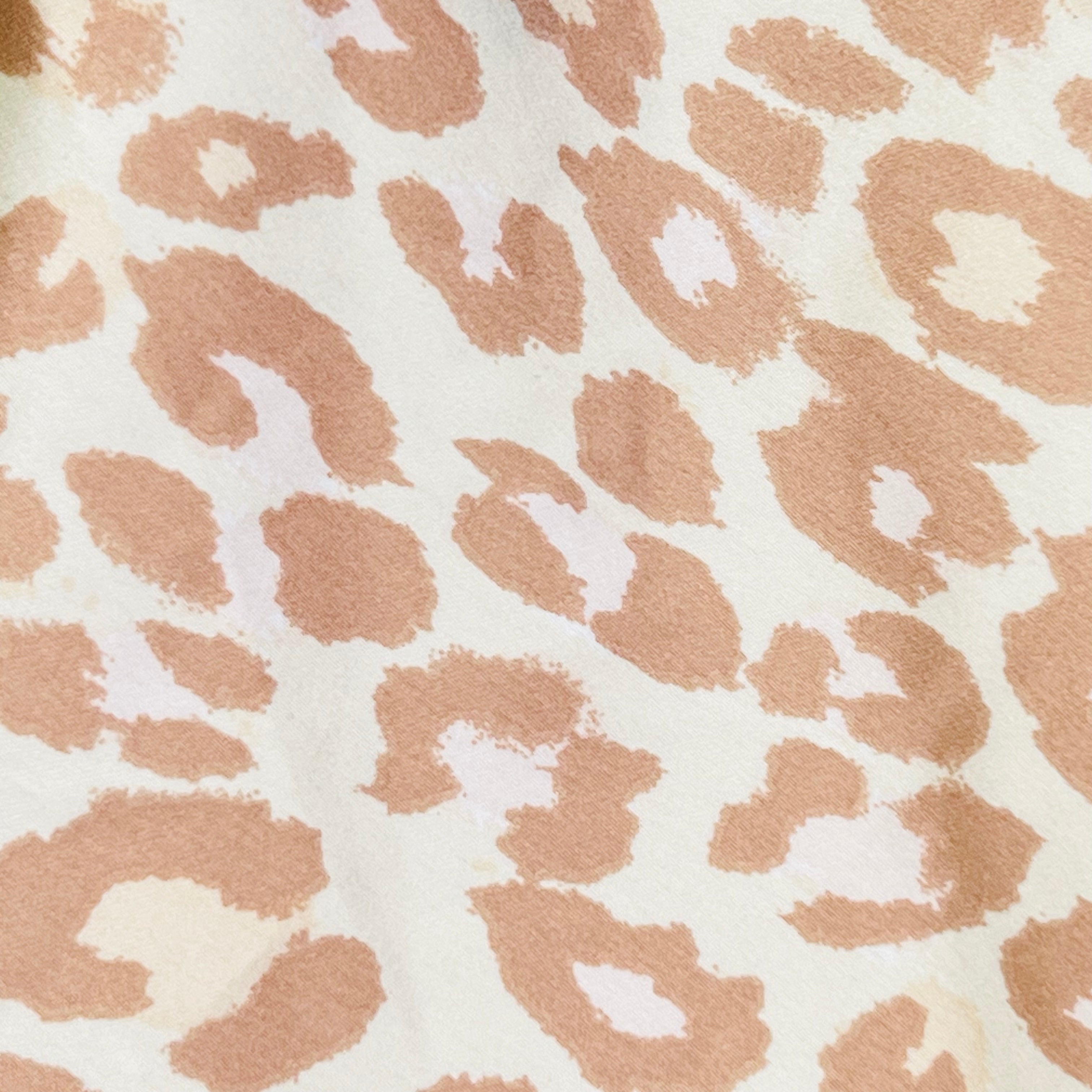 Detail leopardského vzoru na luxusním saténovém pyžamovém topu Victoria’s Secret