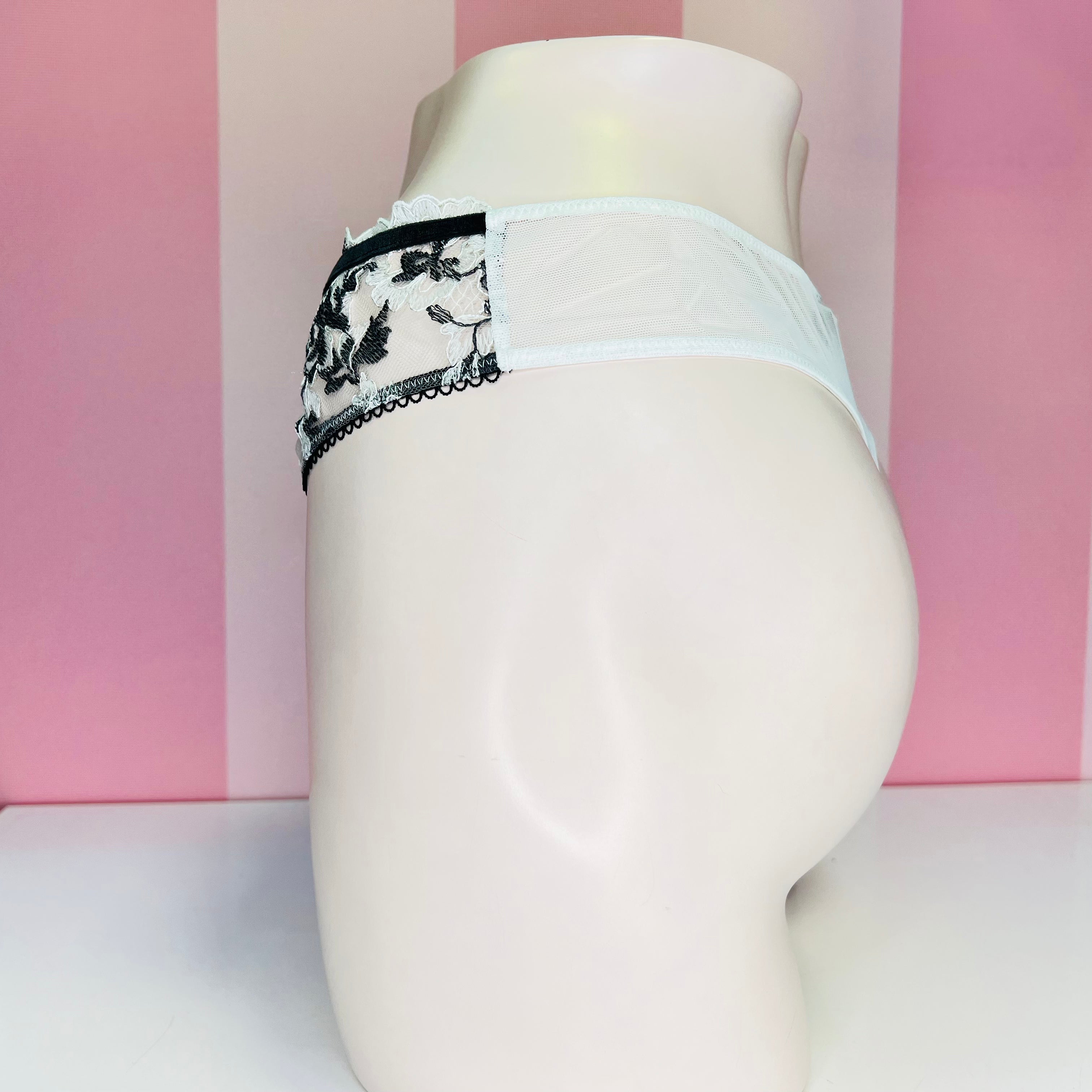 Velice příjemné tanga Victoria’s Secret s krajkovou aplikací a dekorativním designem
