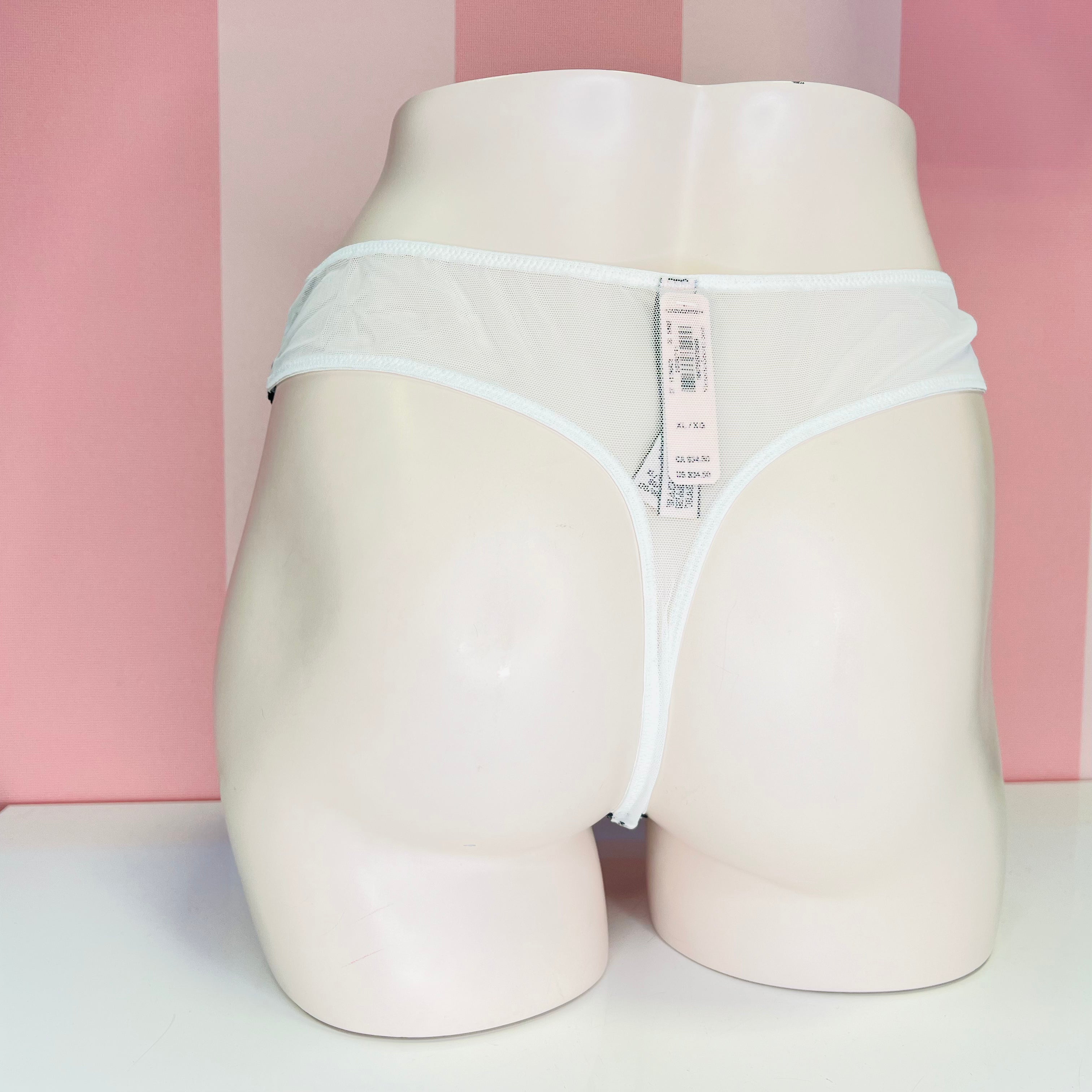 Bílé bavlněné tanga s krajkovou aplikací na figuríně, velice příjemné a luxusní