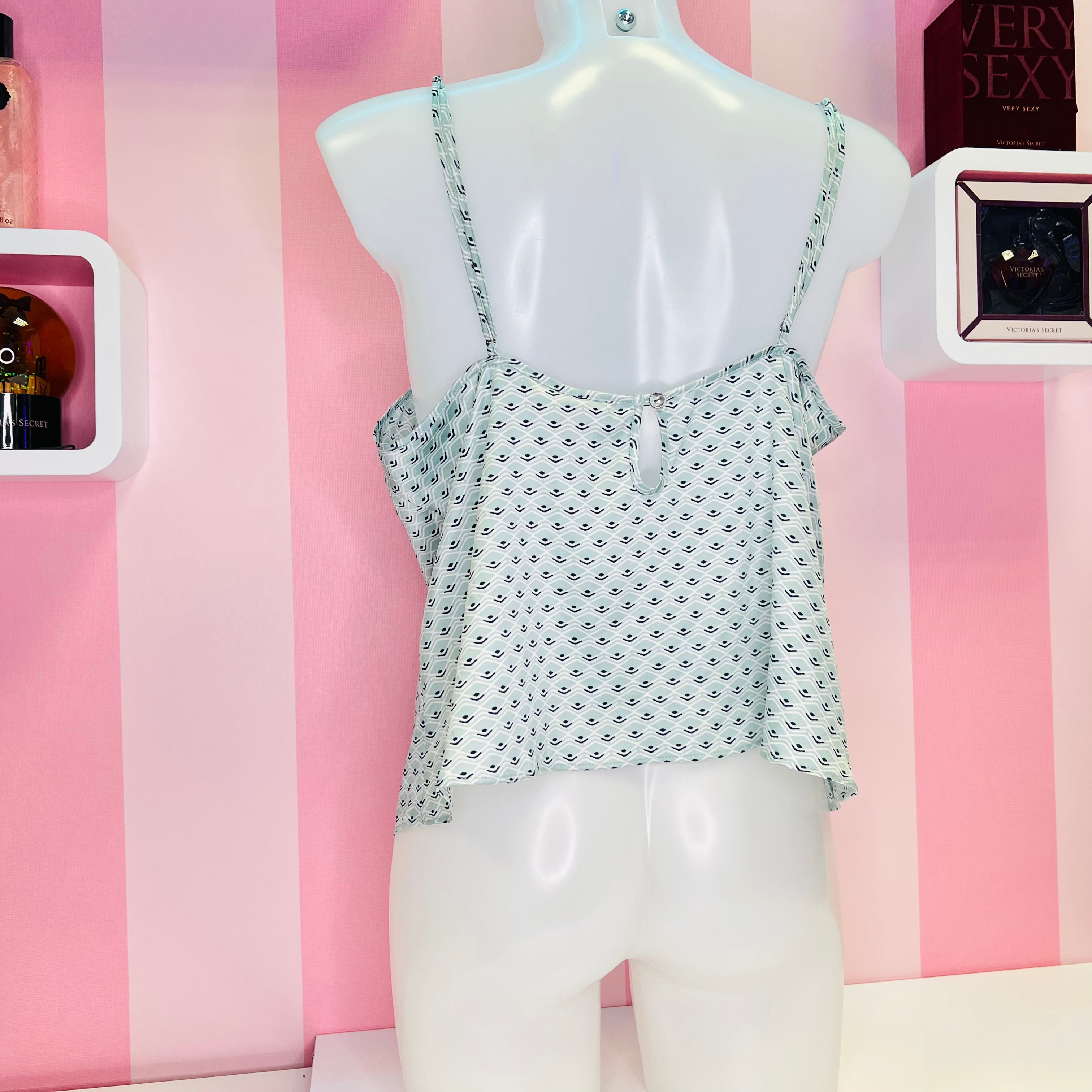 Manekín s růžovo-modrou saténovou košilkou Victoria’s Secret agent provocateur s nastavitelnými ramínky