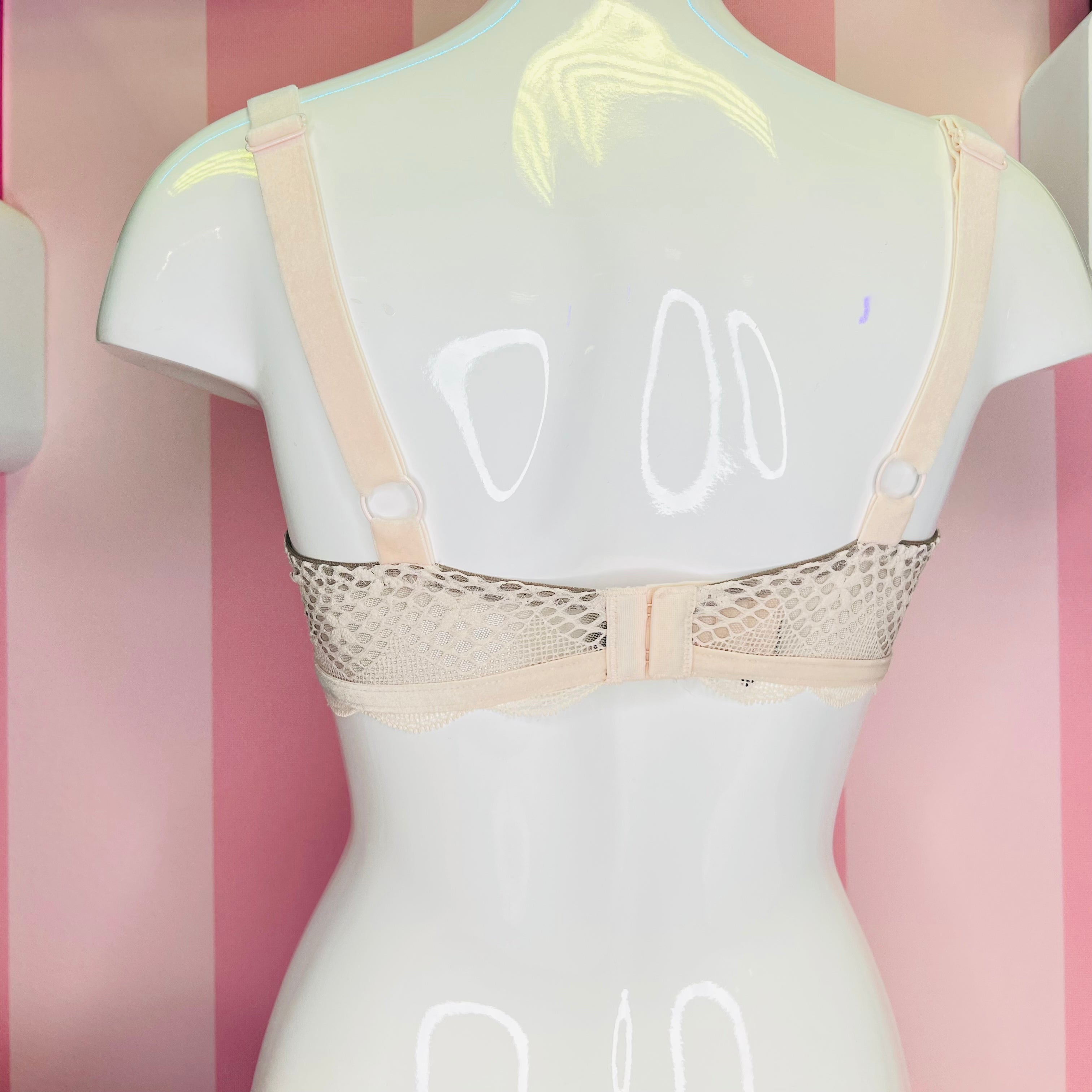 Bílý manekýn s beige bra s nastavitelnémi ramínky, luxusní síťovaná braletka