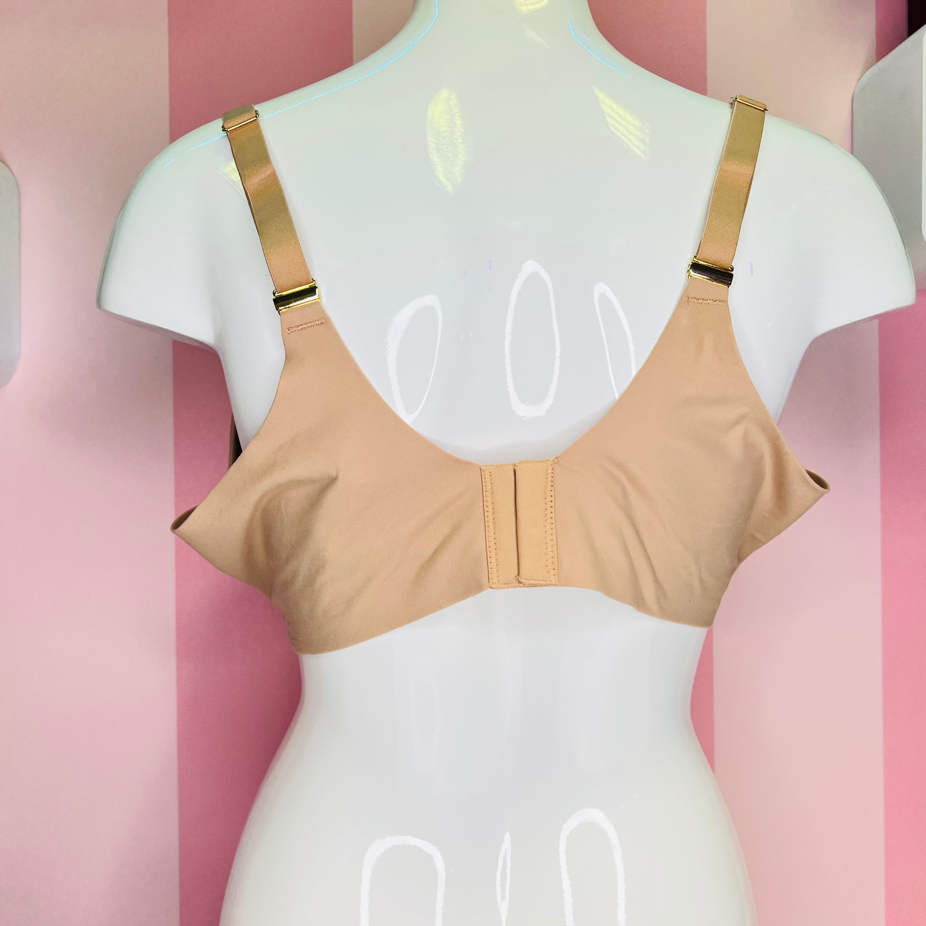 Beige angel sensual pohodlná podprsenka s nastavitelnými ramínky na bílém manekínu