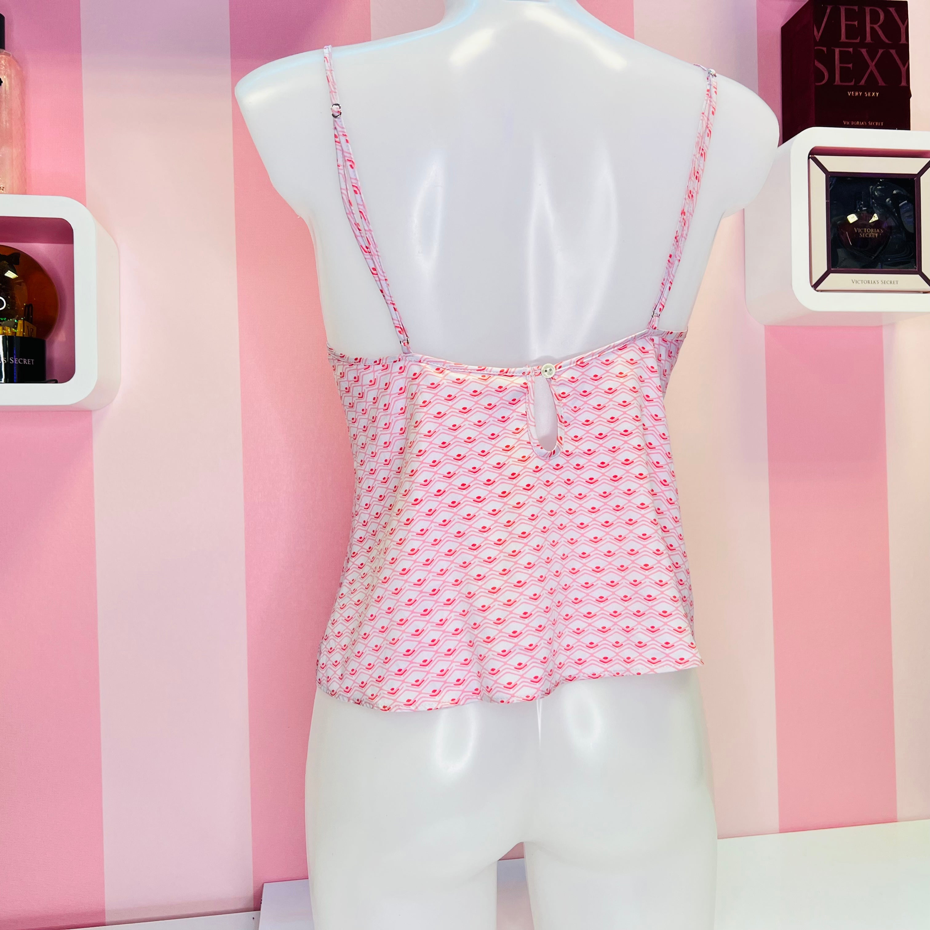 Manekýn s růžovým topem v produktu Victoria’s Secret Saténová Košilka Pink/Blue, agent provocateur přináší pohodlí s nast