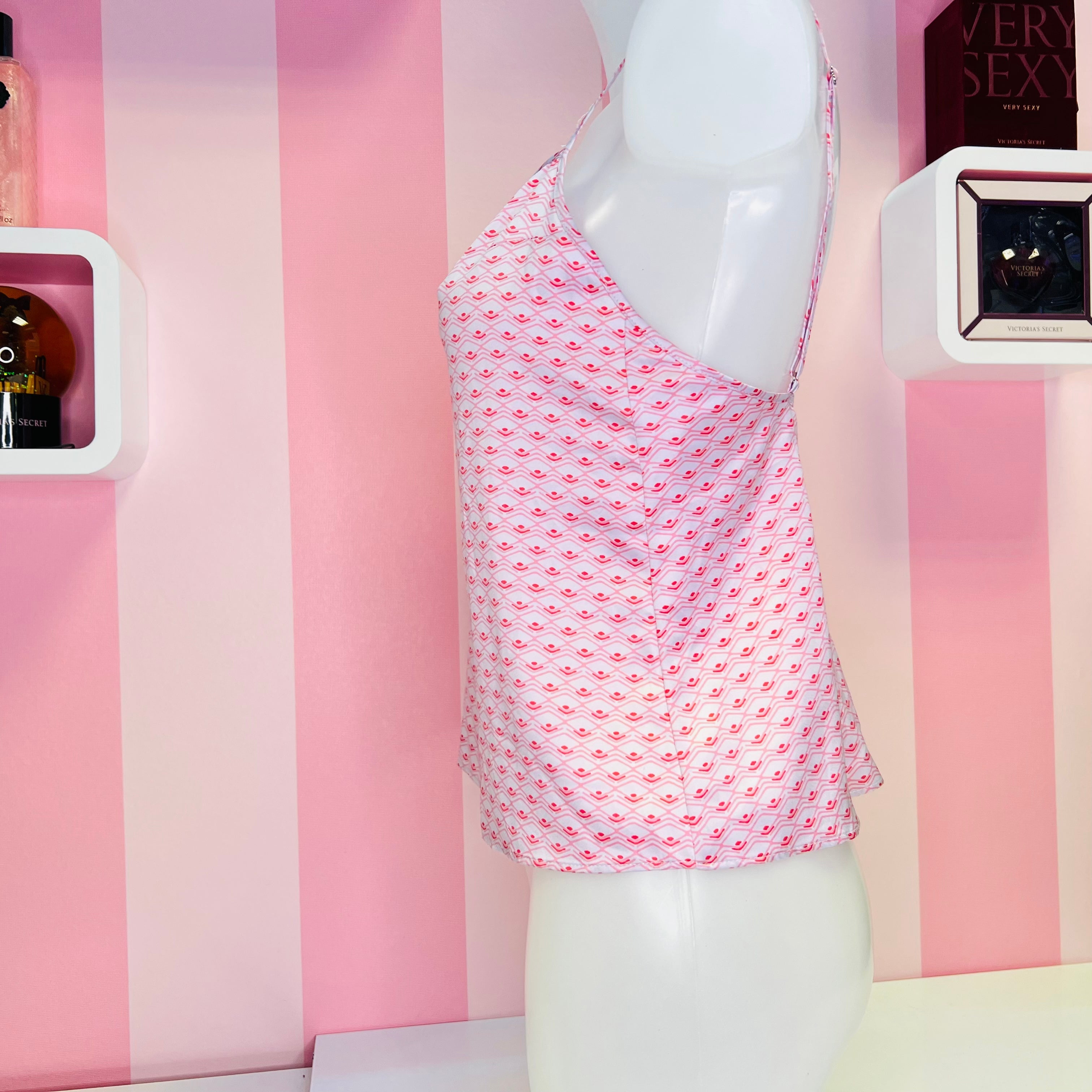 Manne s růžovo-bílým proužkovým tapetem na produkt Victoria’s Secret Saténová Košilka Pink/Blue, agent provocateur s nast