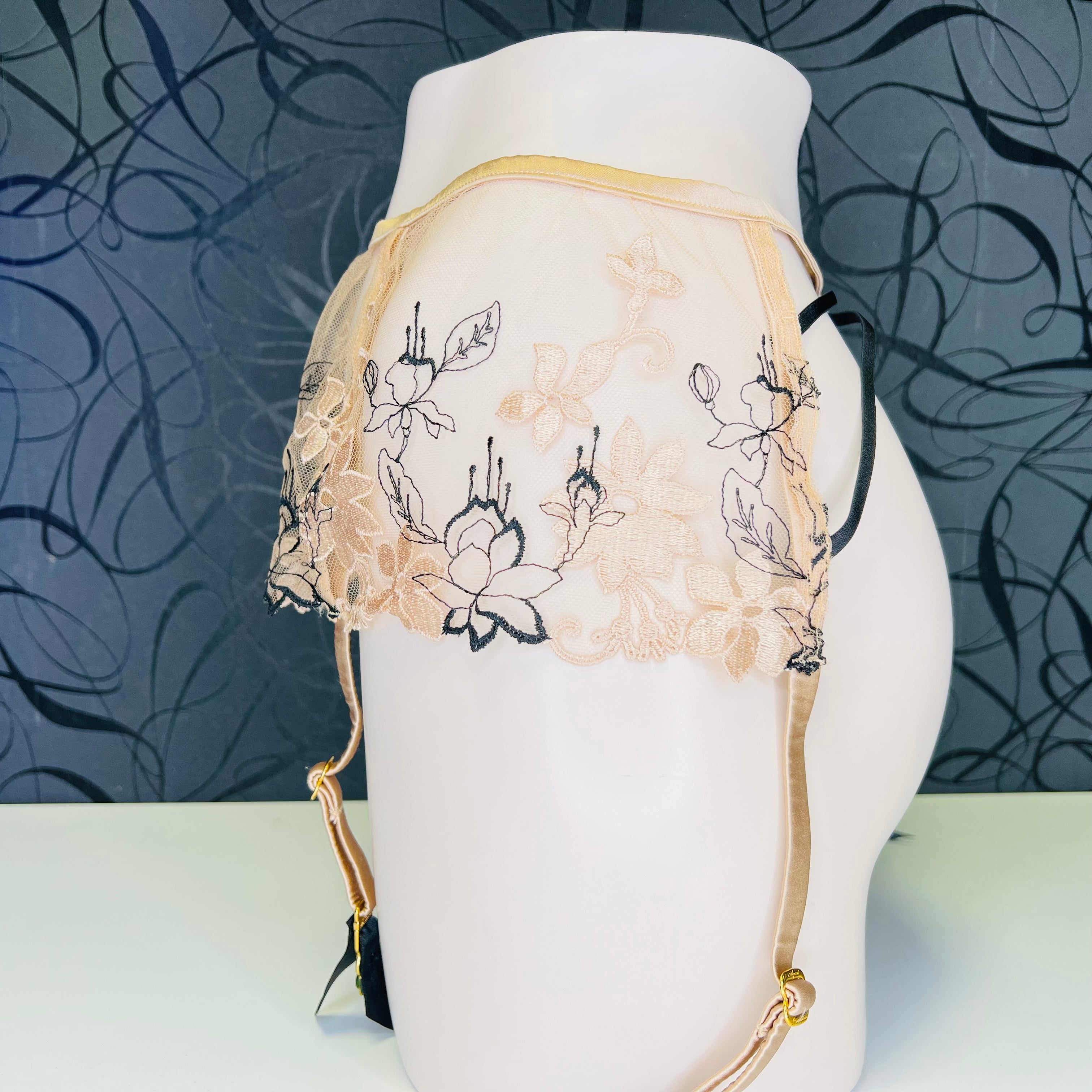 Agent Provocateur Yoshie Suspendery s jemnou krajkou a zlatým hardwarem
