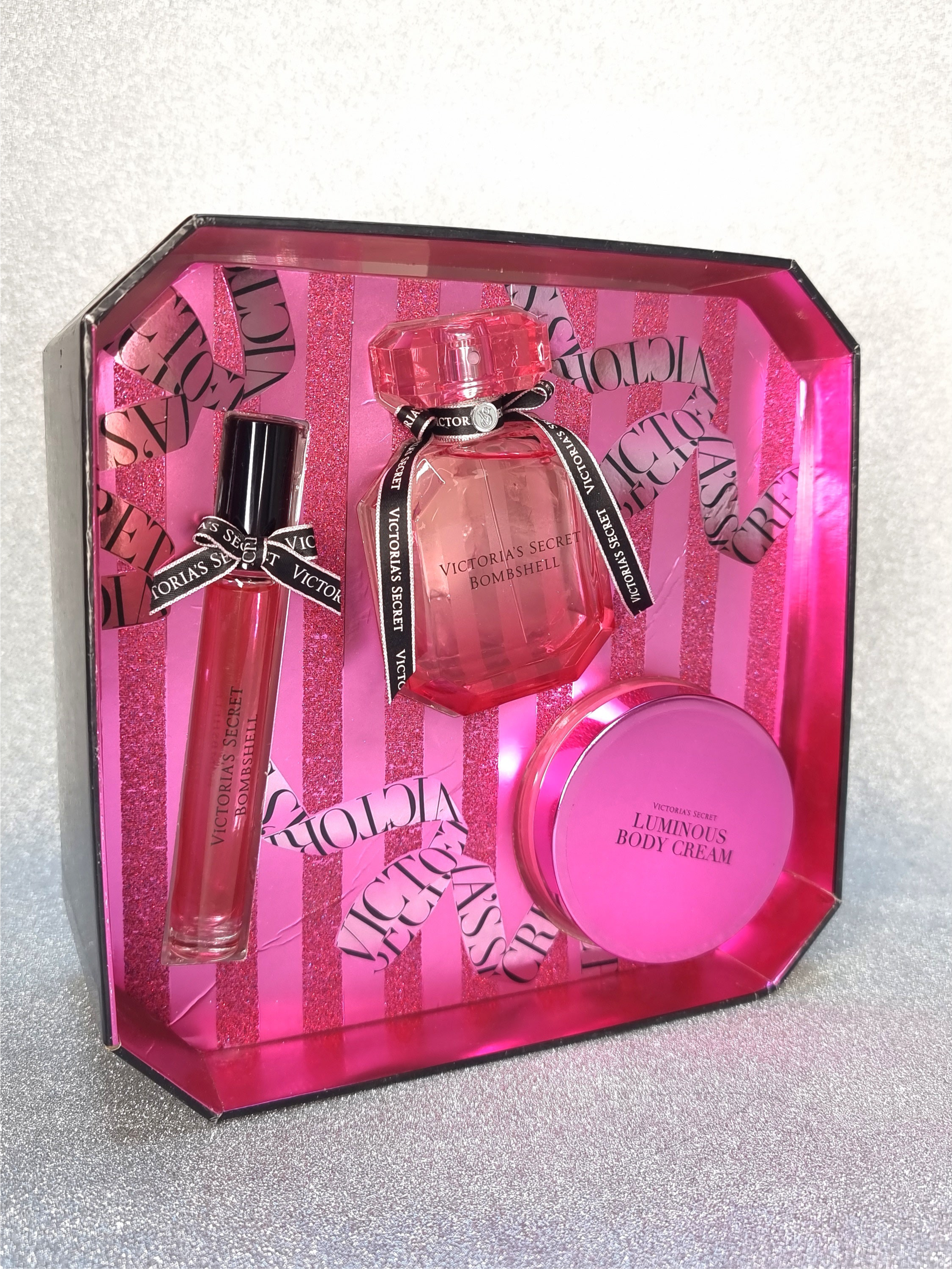 Victoria’s Secret Bombshell dárková sada v růžové krabičce s tóny mučenky