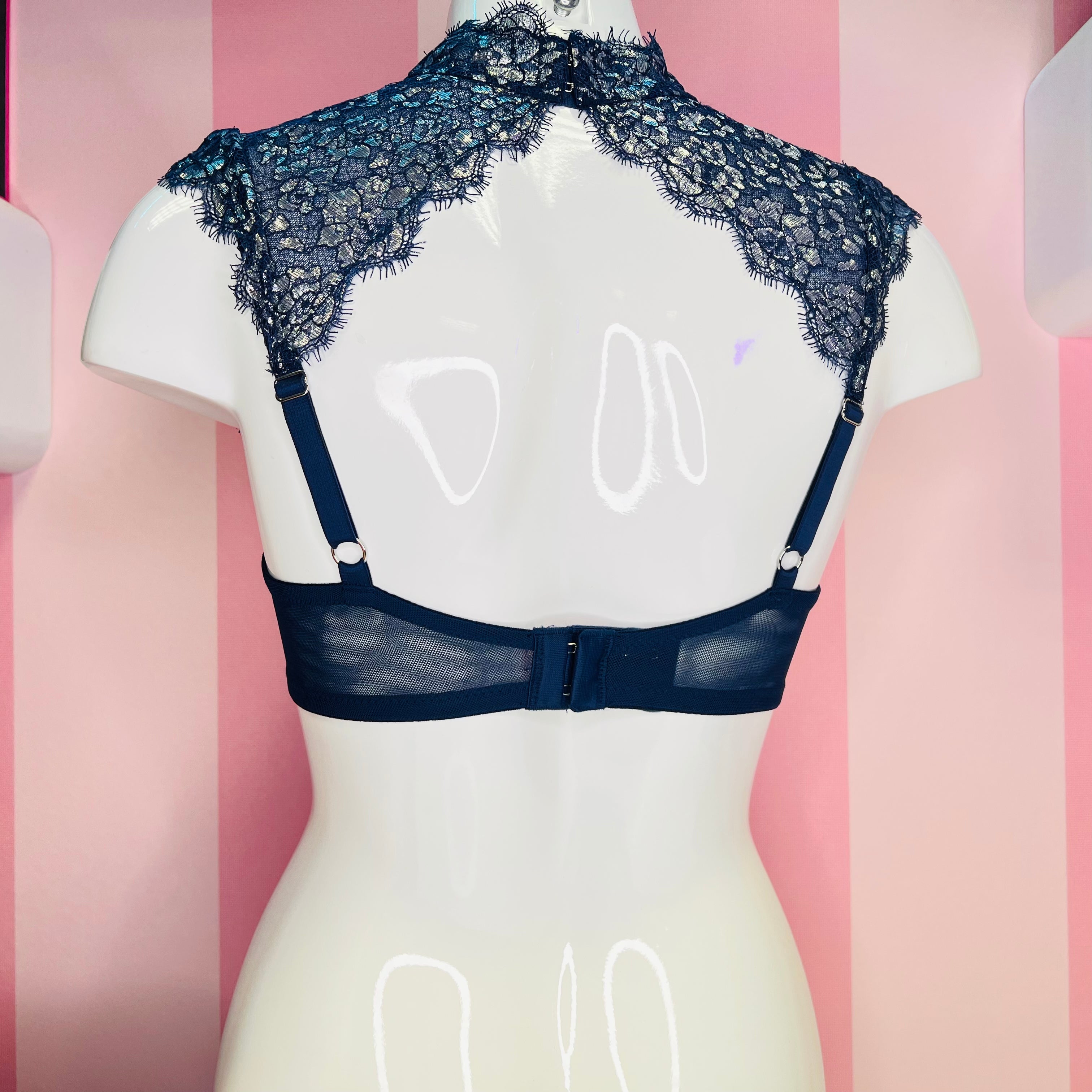 Manekin s luxusní braletkou s kosticí od Victoria’s Secret a prvky agent provocateur