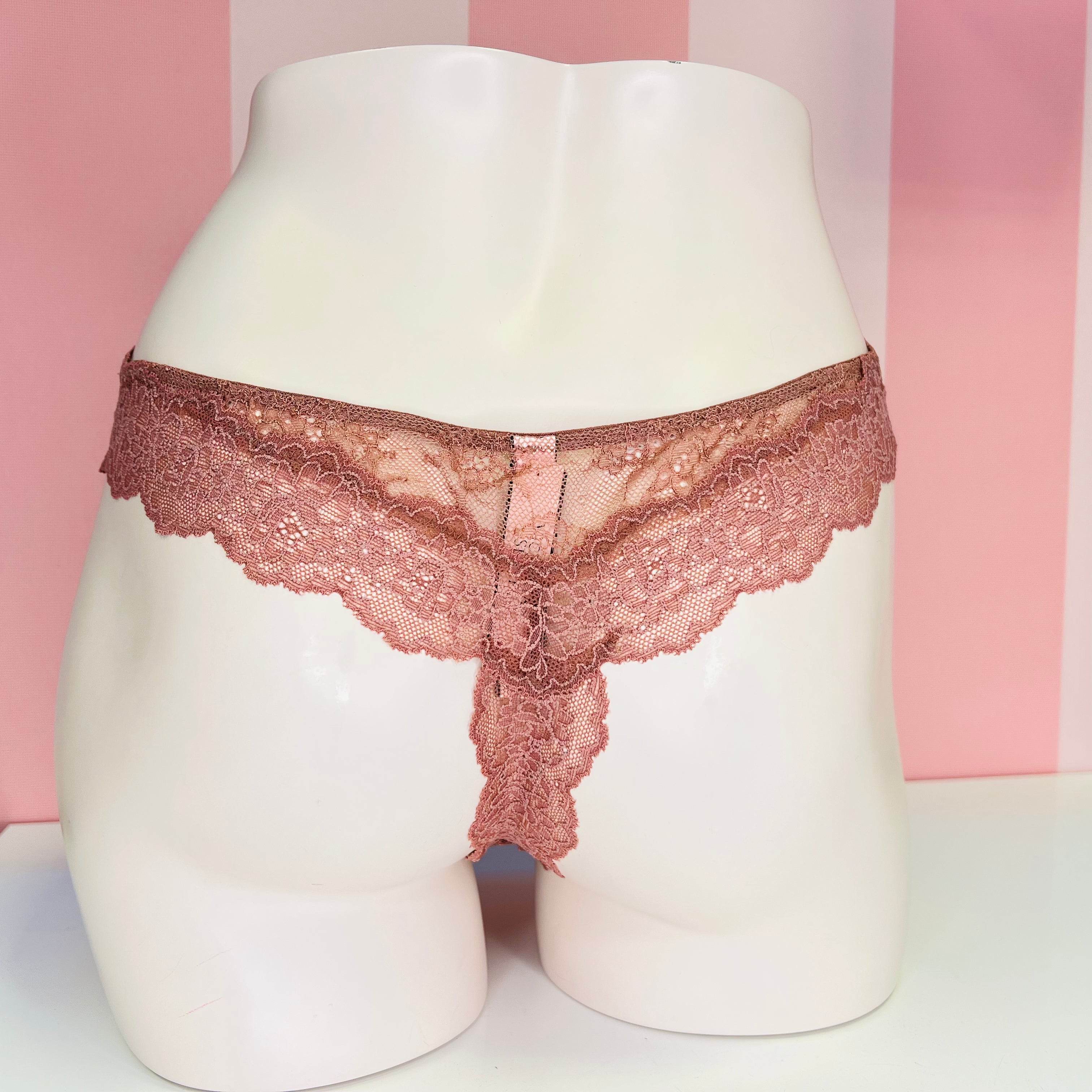 Pomněnková krajková tanga Victoria’s Secret na bílém modelu, vícebarevný vzor
