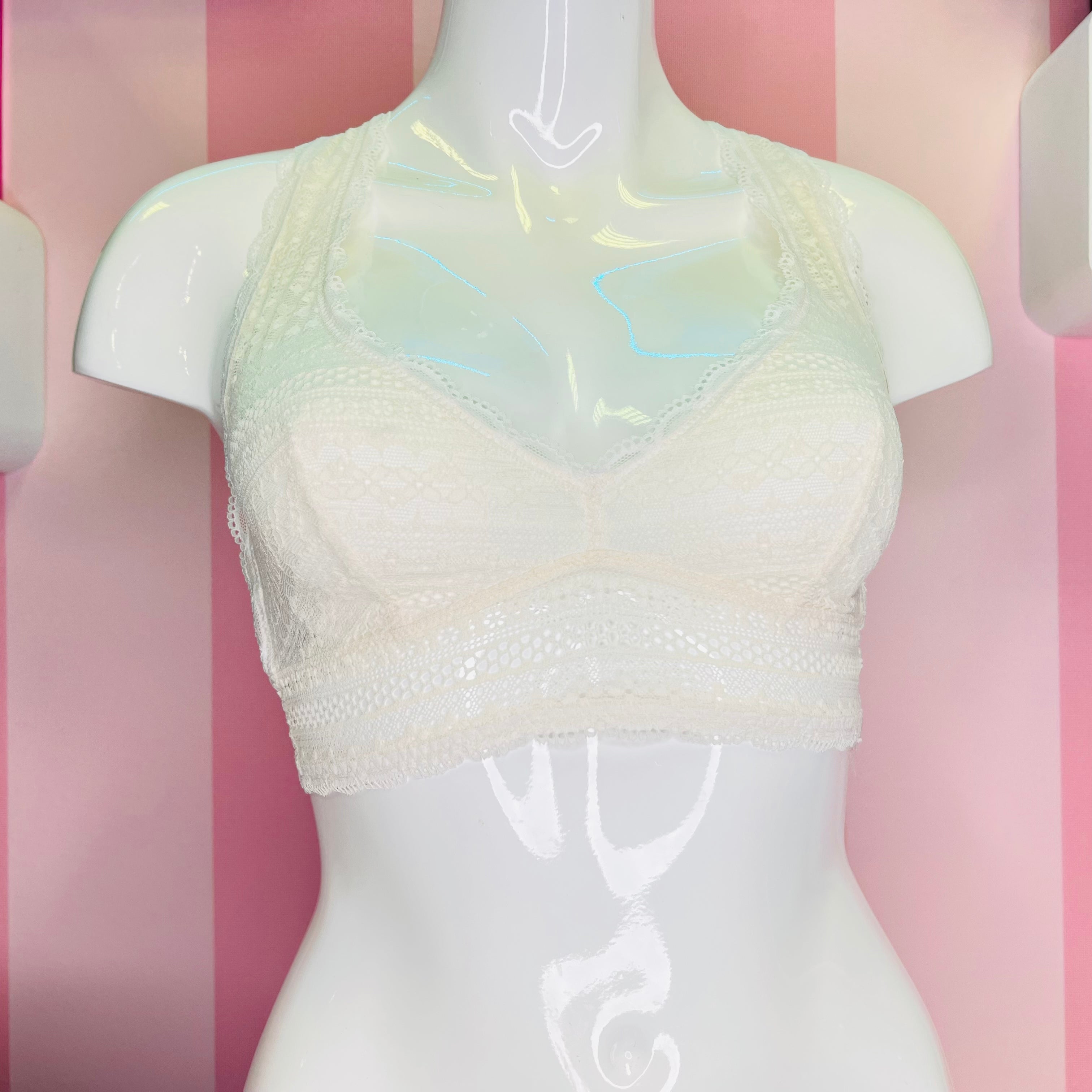 Agent Provocateur lákavá krajková braletka na speciální příležitosti osazená mannequinem