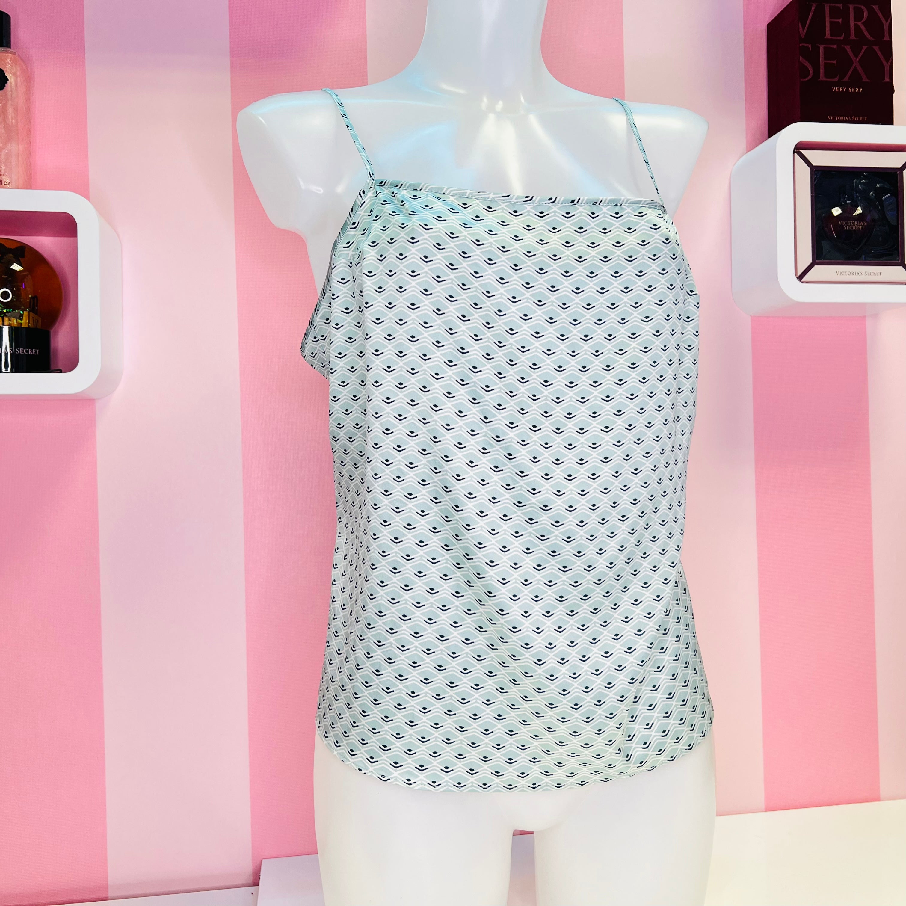 Manekýn s růžovo-modilní saténovou košilkou Victoria’s Secret s nastavitelnými ramínky