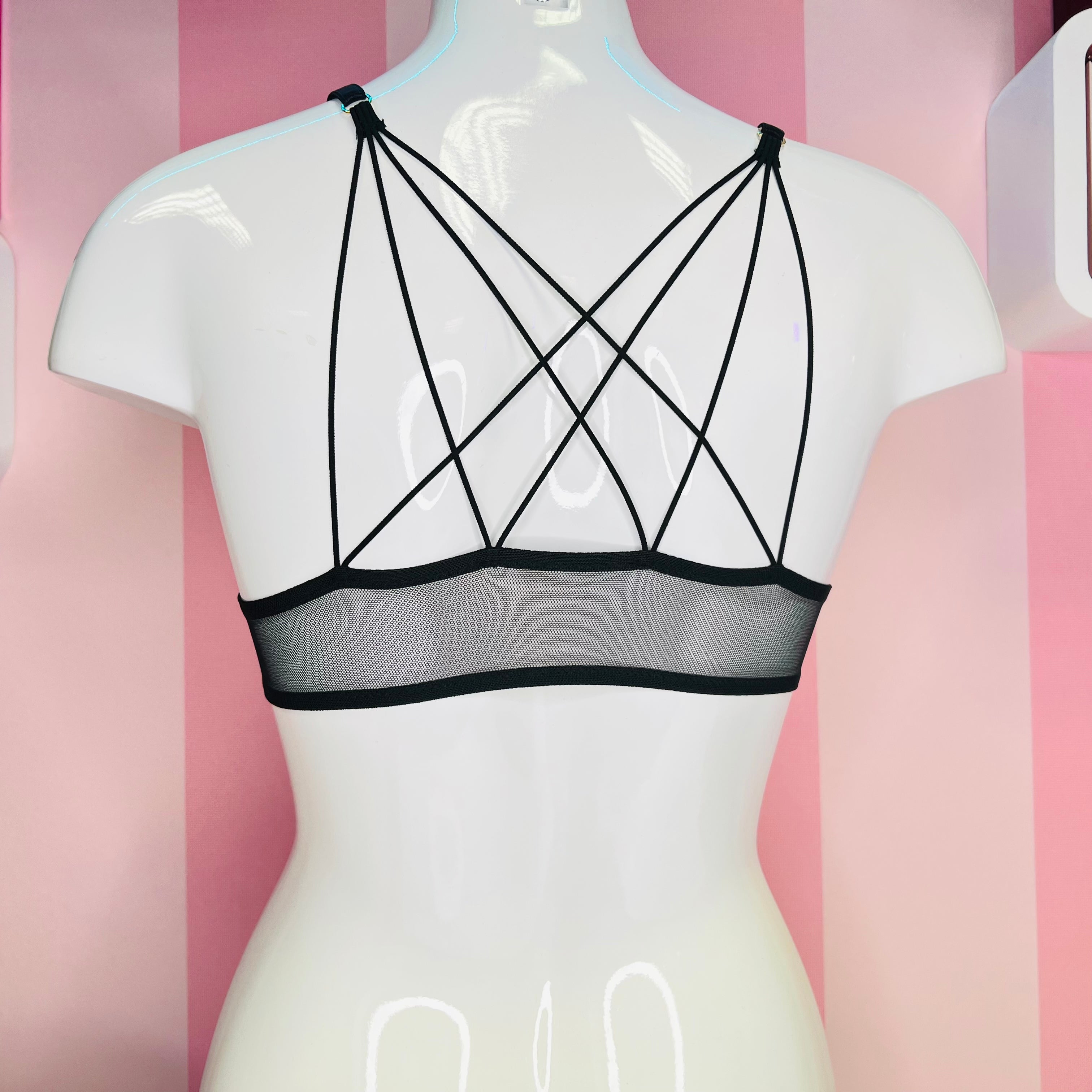 Bílý manekýn s podprsenkou Victoria’s Secret Podprsenka Secret Unlined s černým střihem
