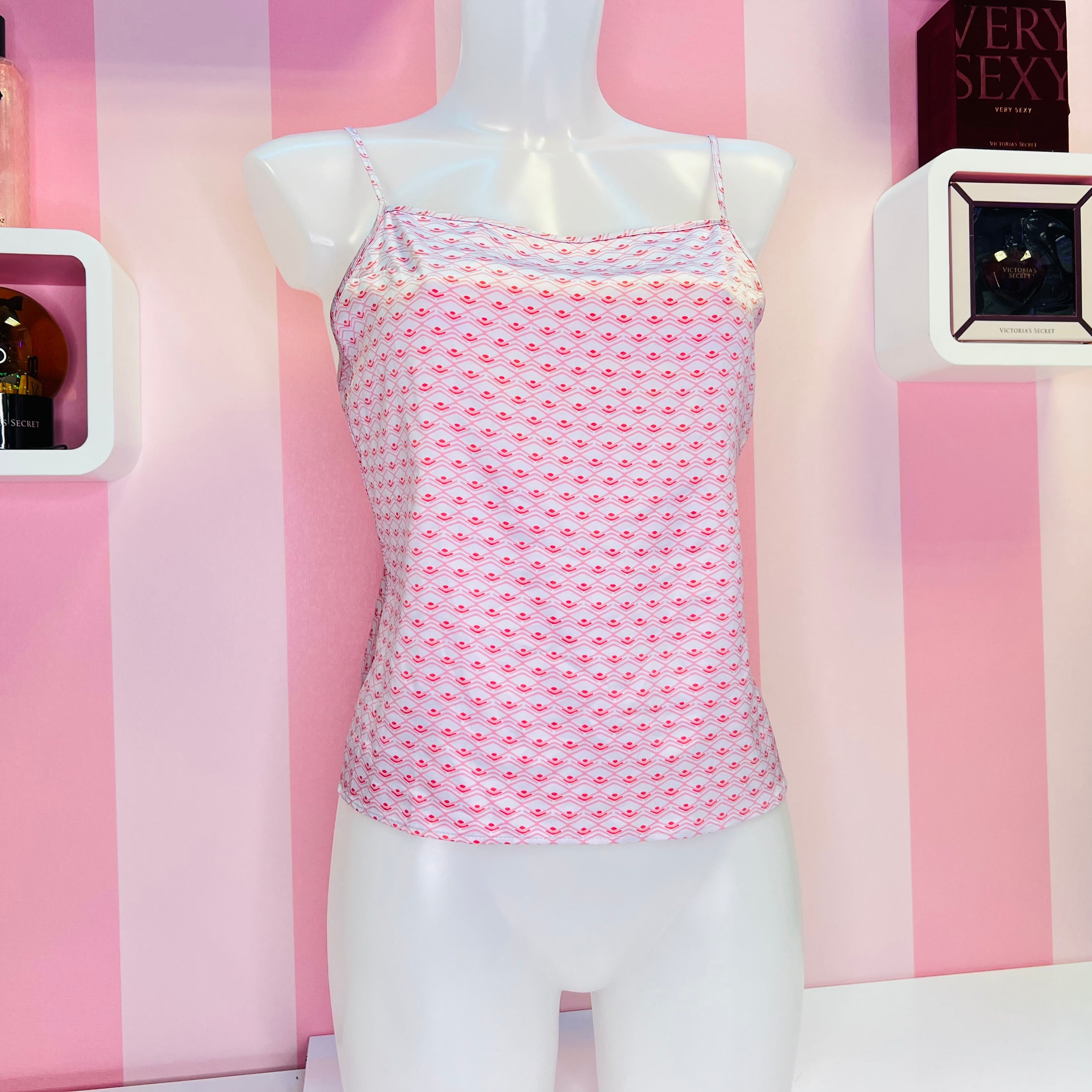 Manekýn před růžově pruhovanou stěnou na produktu Victoria’s Secret Saténová Košilka Pink/Blue s nastavitelnými ramín