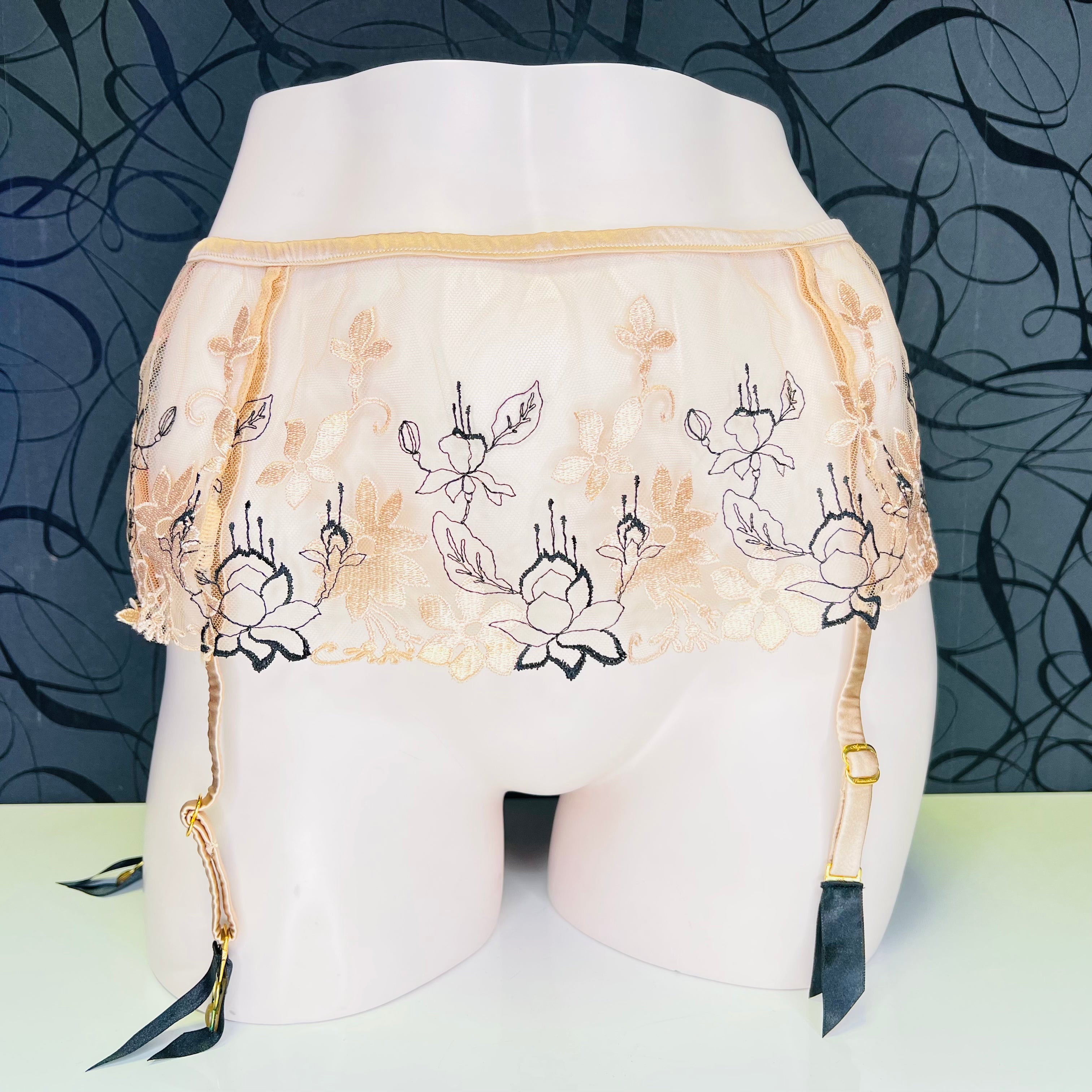 Agent Provocateur Yoshie suspendery s vyšívaným podvazkovým pásom v vintage stylu