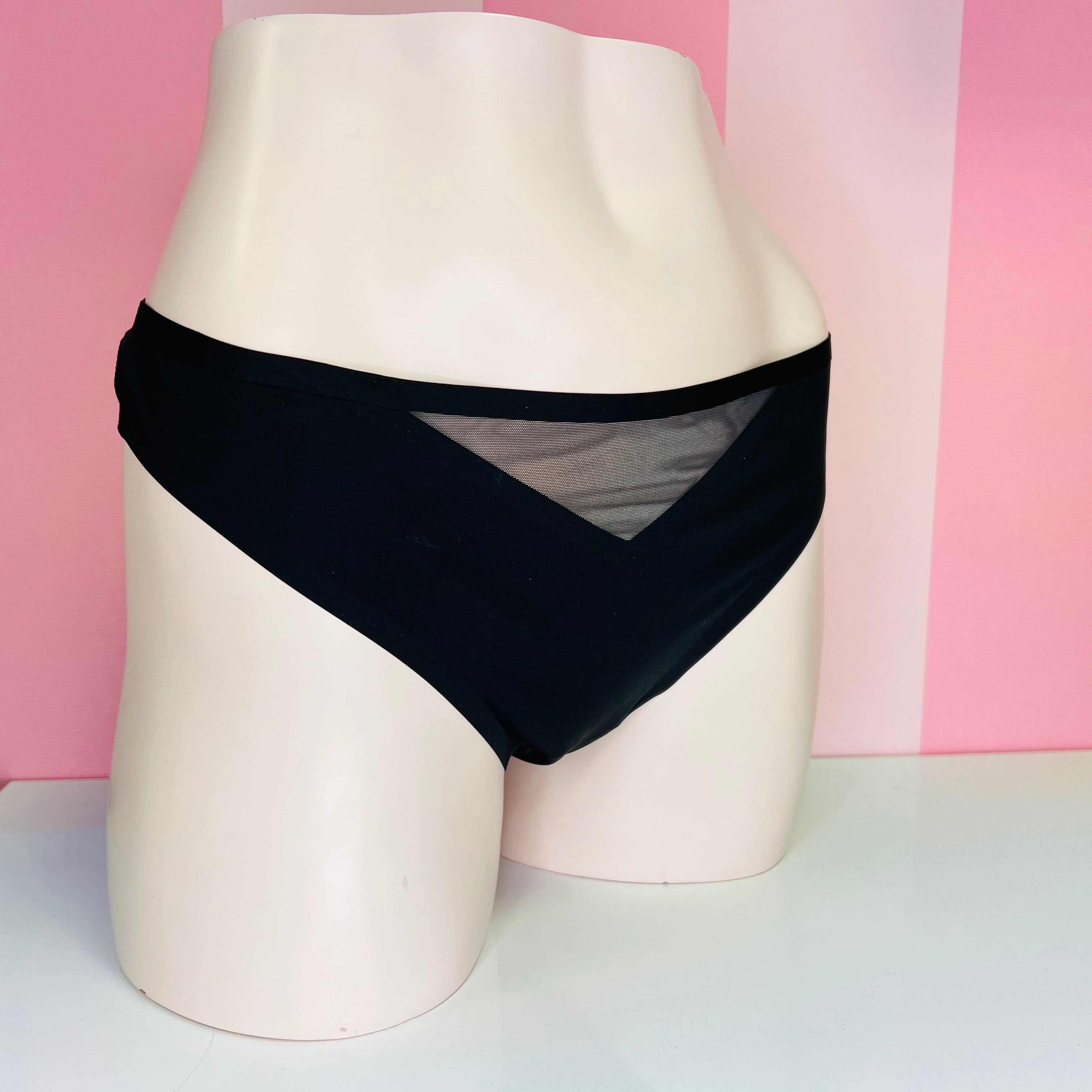 Bezešvé tanga zdobená s průhlednou síťkou a zlatým logem, černé Victoria’s Secret