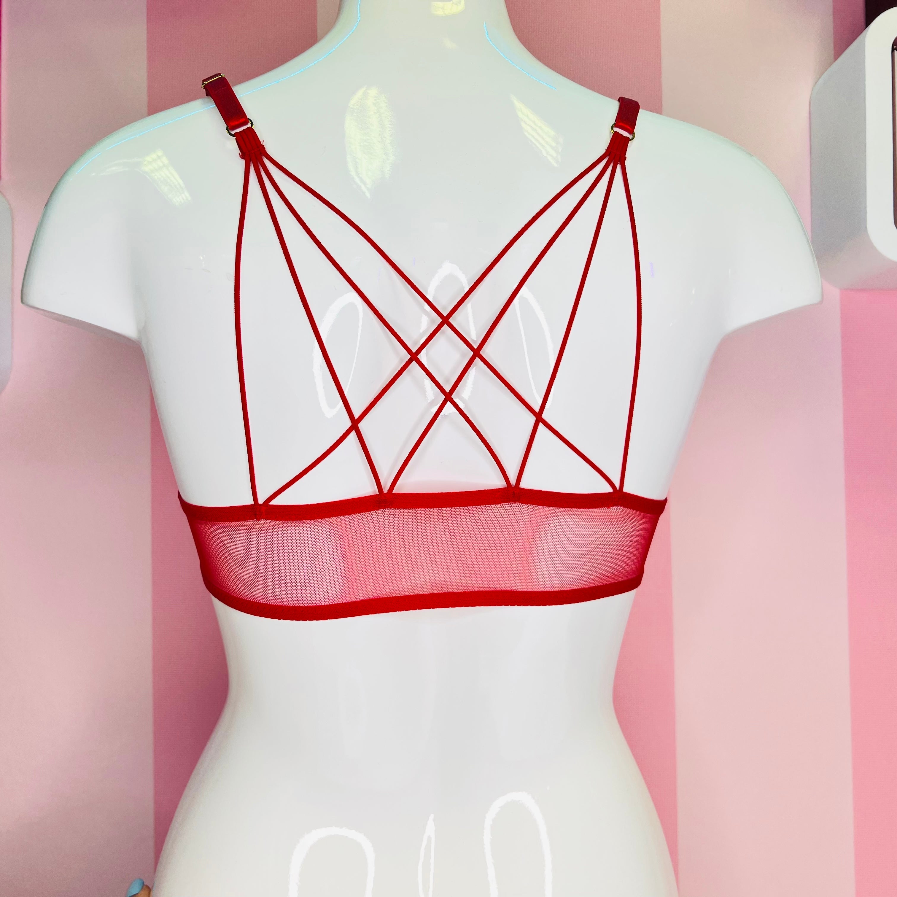 Victoria’s Secret Podprsenka Secret Unlined s červenými strappy pásky na bílém modelu
