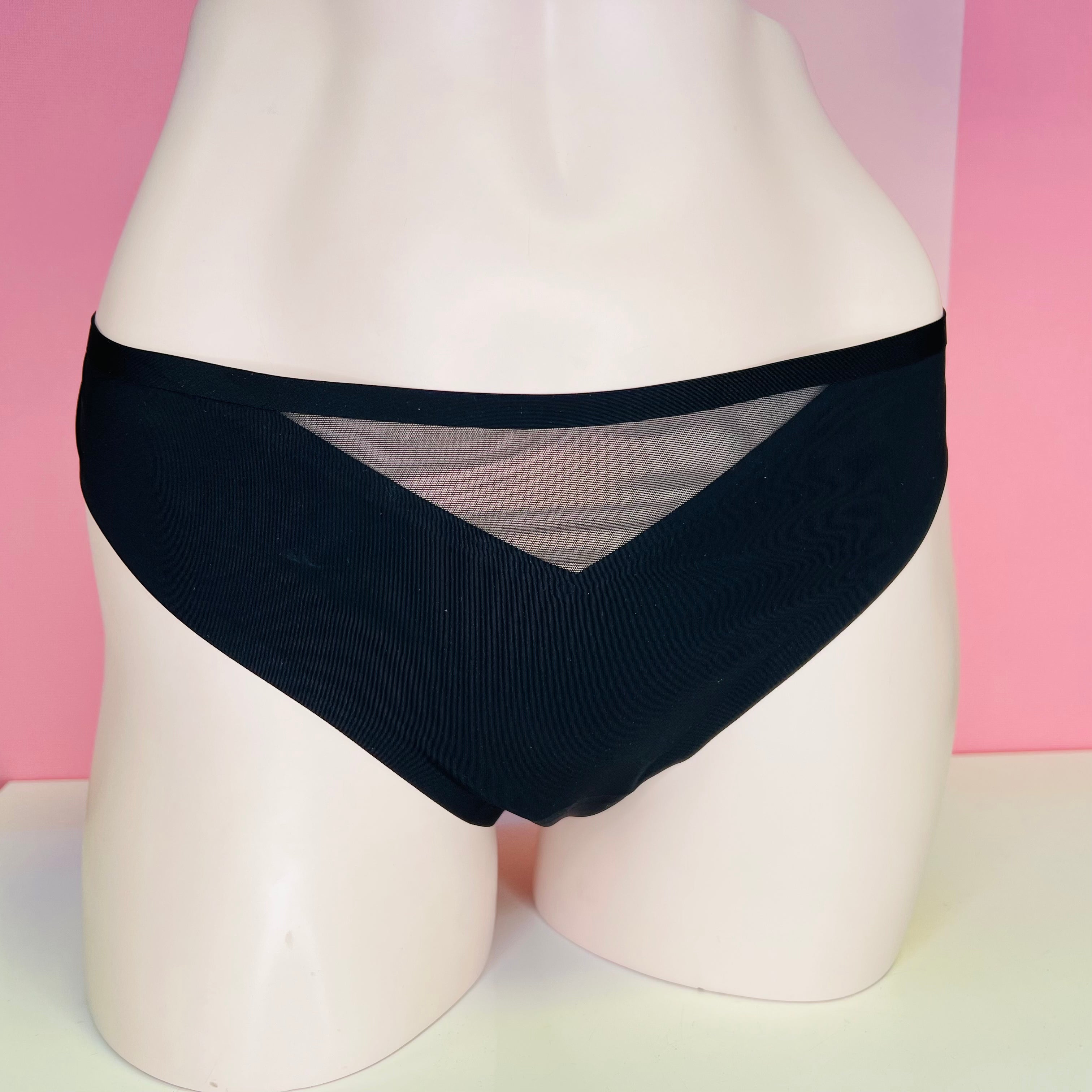 Bezešvá tanga zdobená černým sítěním a zlatým logem, Victoria’s Secret