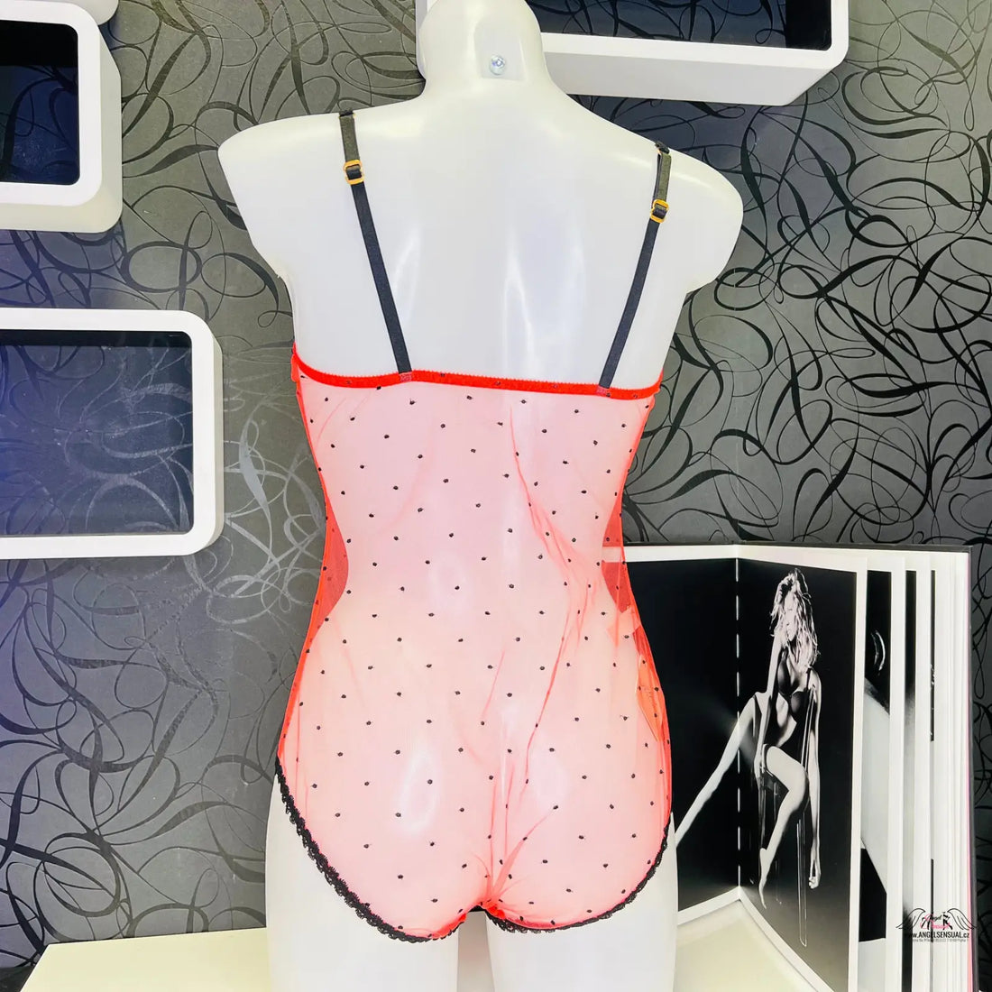 Manekýn s růžovým a černým braletem Agent Provocateur Body Poppie