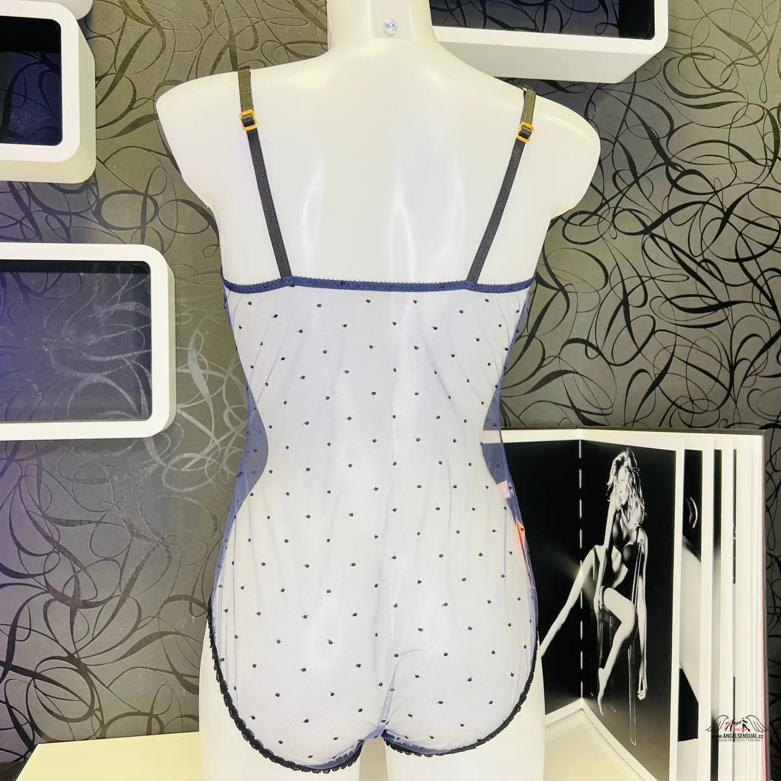 Mannequin v bílé topu a modrých puntíky poppie od Agent Provocateur
