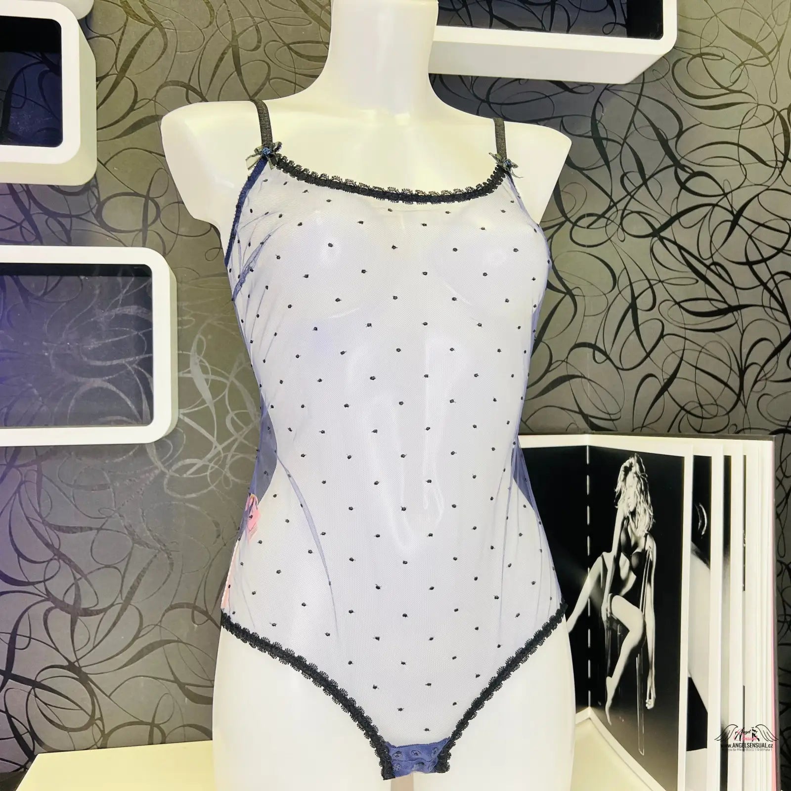 Bílé body poppie s černými puntíky od Agent Provocateur, puntíky poppie design