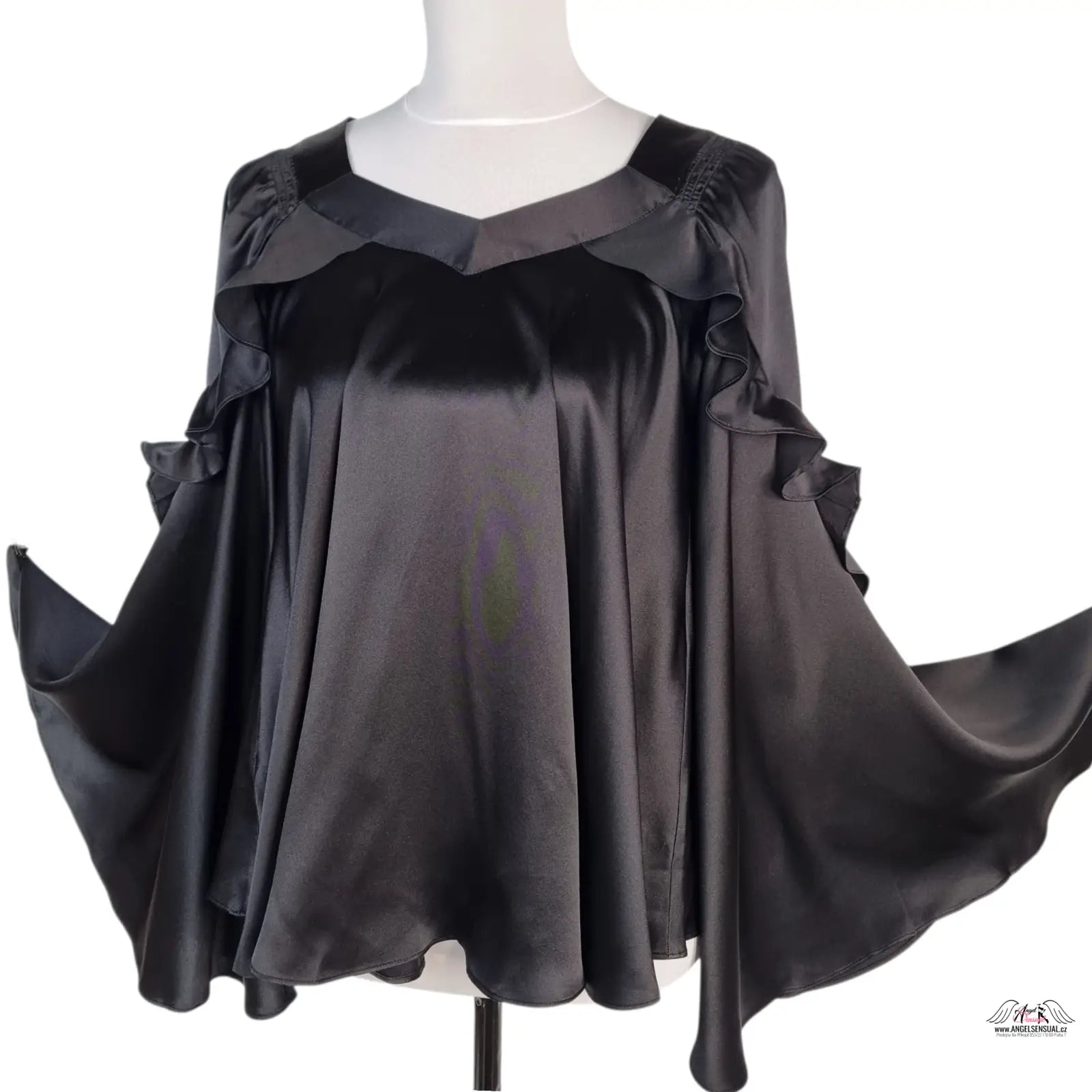 Černá saténová ruffled pončo top od Agent Provocateur s luxusním pohodlím