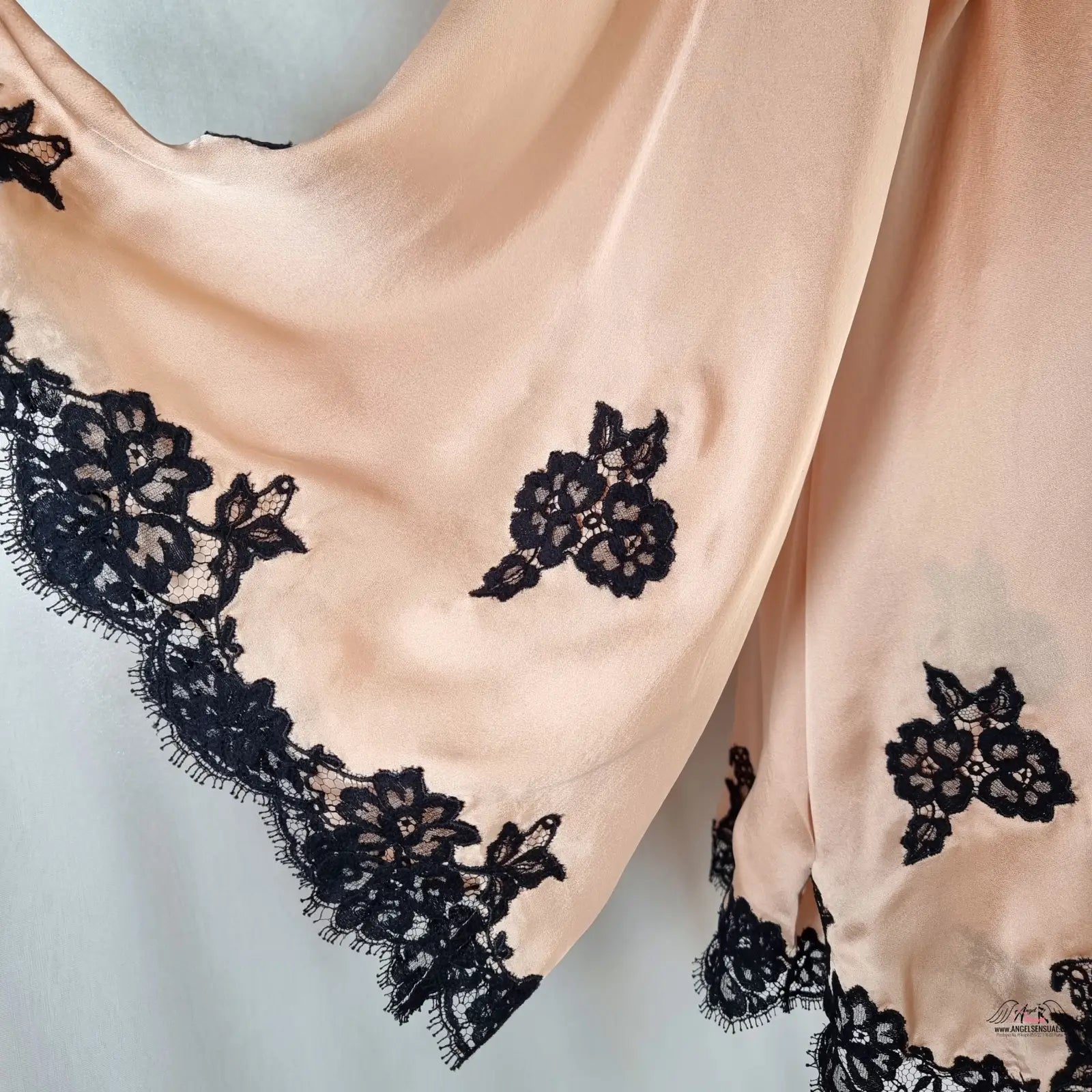 Peach-colored saténové kimono Gulia s černým květinovým krajkovým lemem, luxusní kimono Gulia