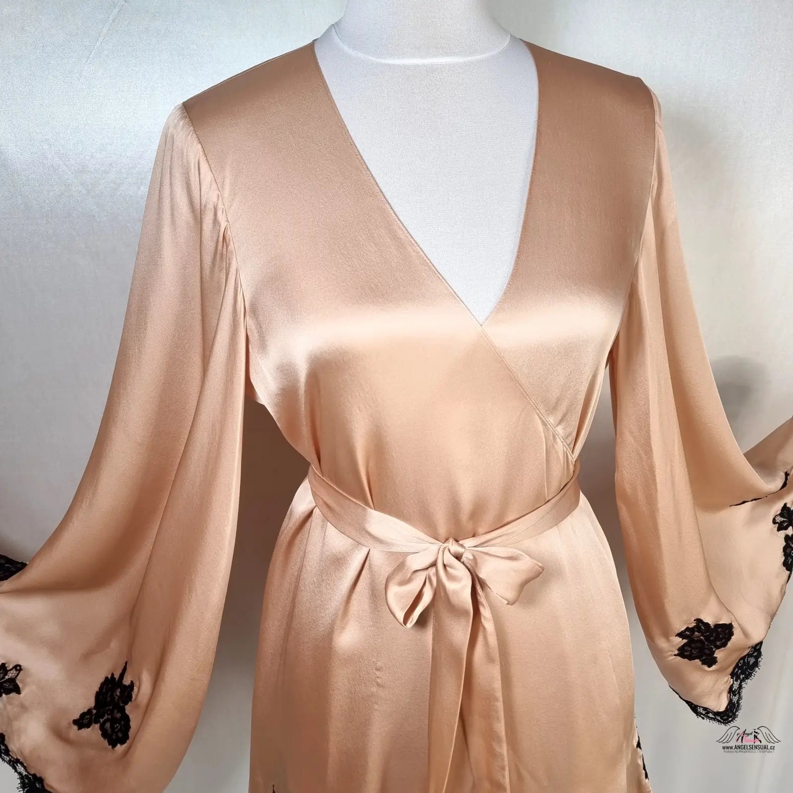 Luxusní kimono Gulia Agent Provocateur Hedvábné Kimono Gulia s růžovým saténem a černou krajkou