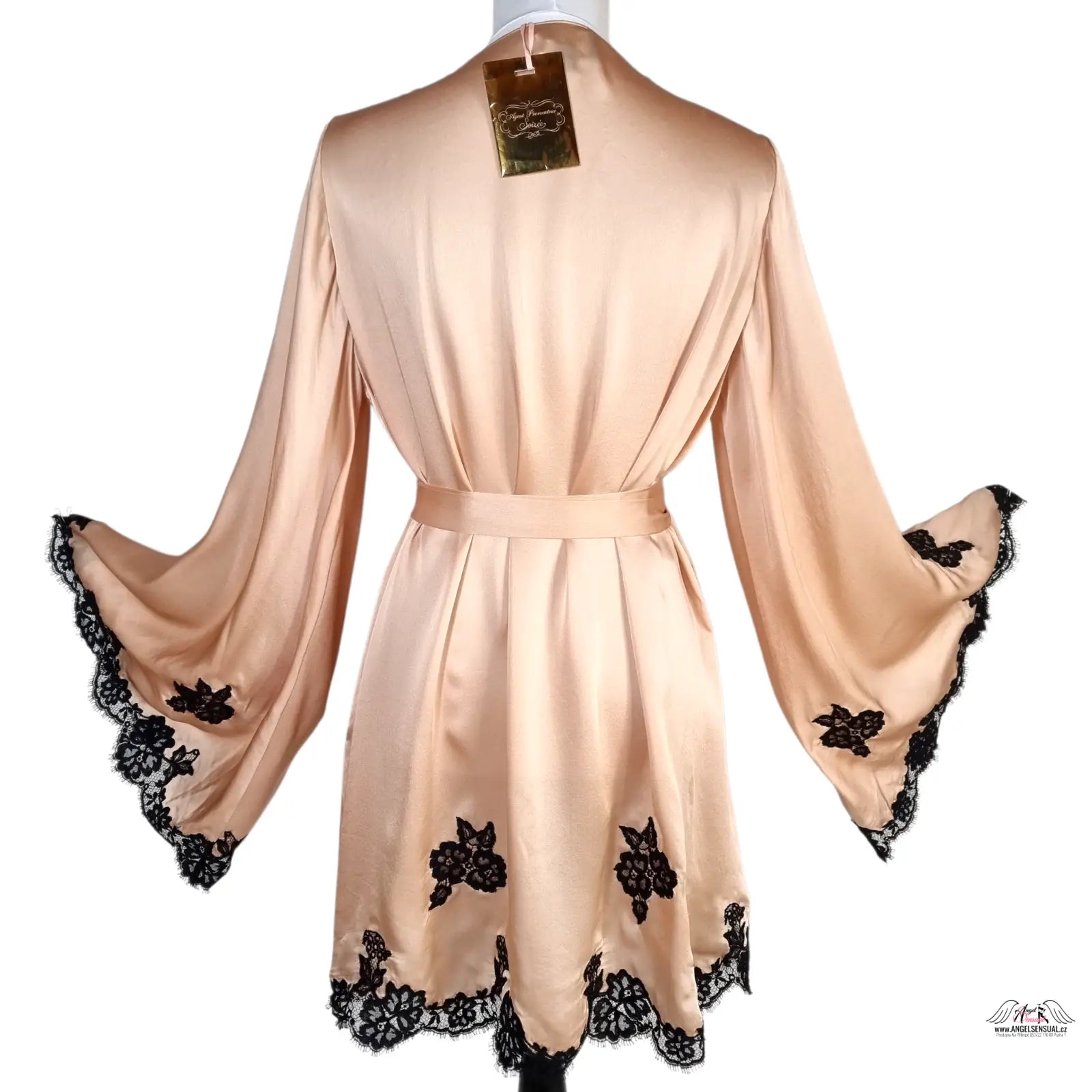 Peach saténové kimono Gulia s černým krajkovým lemem a květinovými aplikacemi, luxusní kimono Gulia