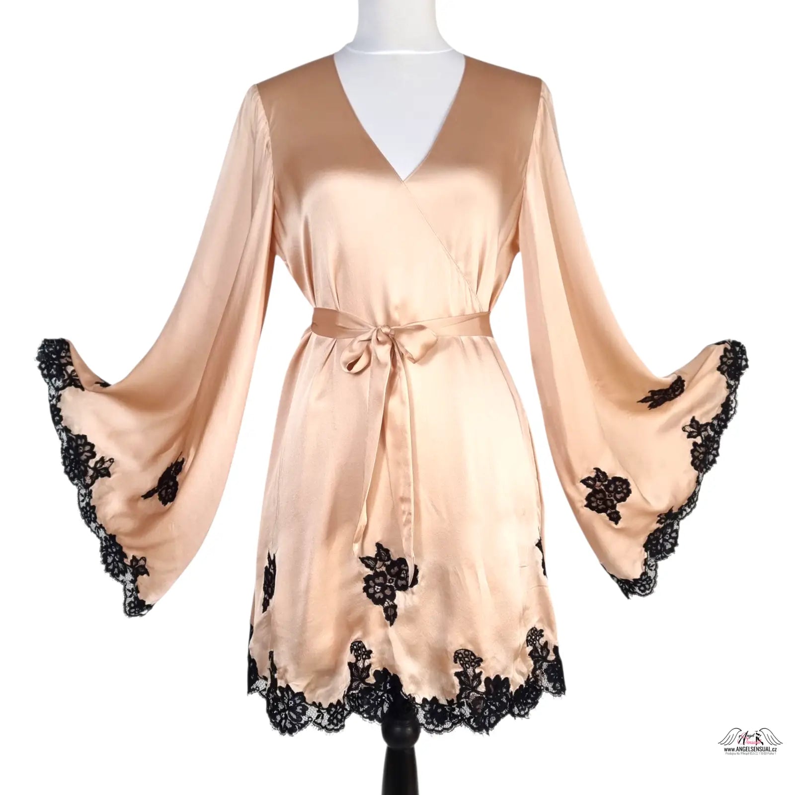 Peach saténové kimono Gulia s černou krajkou a rozšířenými rukávy, Luxusní kimono Gulia