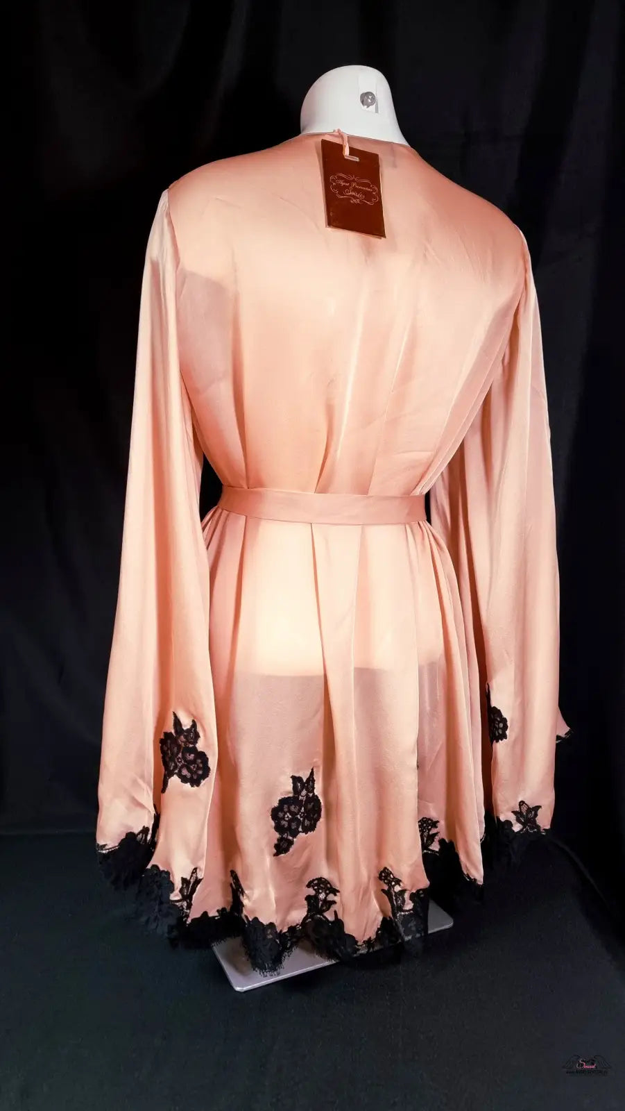 Peachové kimono Gulia s černým květinovým krajkovým lemem, luxusní kimono Gulia