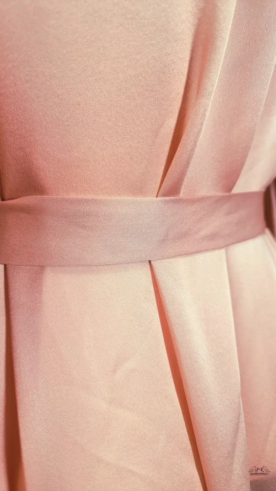 Peach-colored fabric dress with belt from Agent Provocateur Hedvábné Kimono Gulia, luxusní kimono gulia