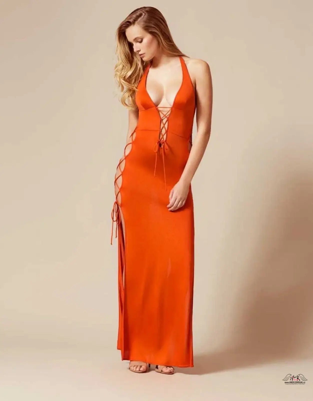 Dlouhé šaty Agent Provocateur Hedvábné Šaty Traci s vysokými rozparky a lace-up detaily