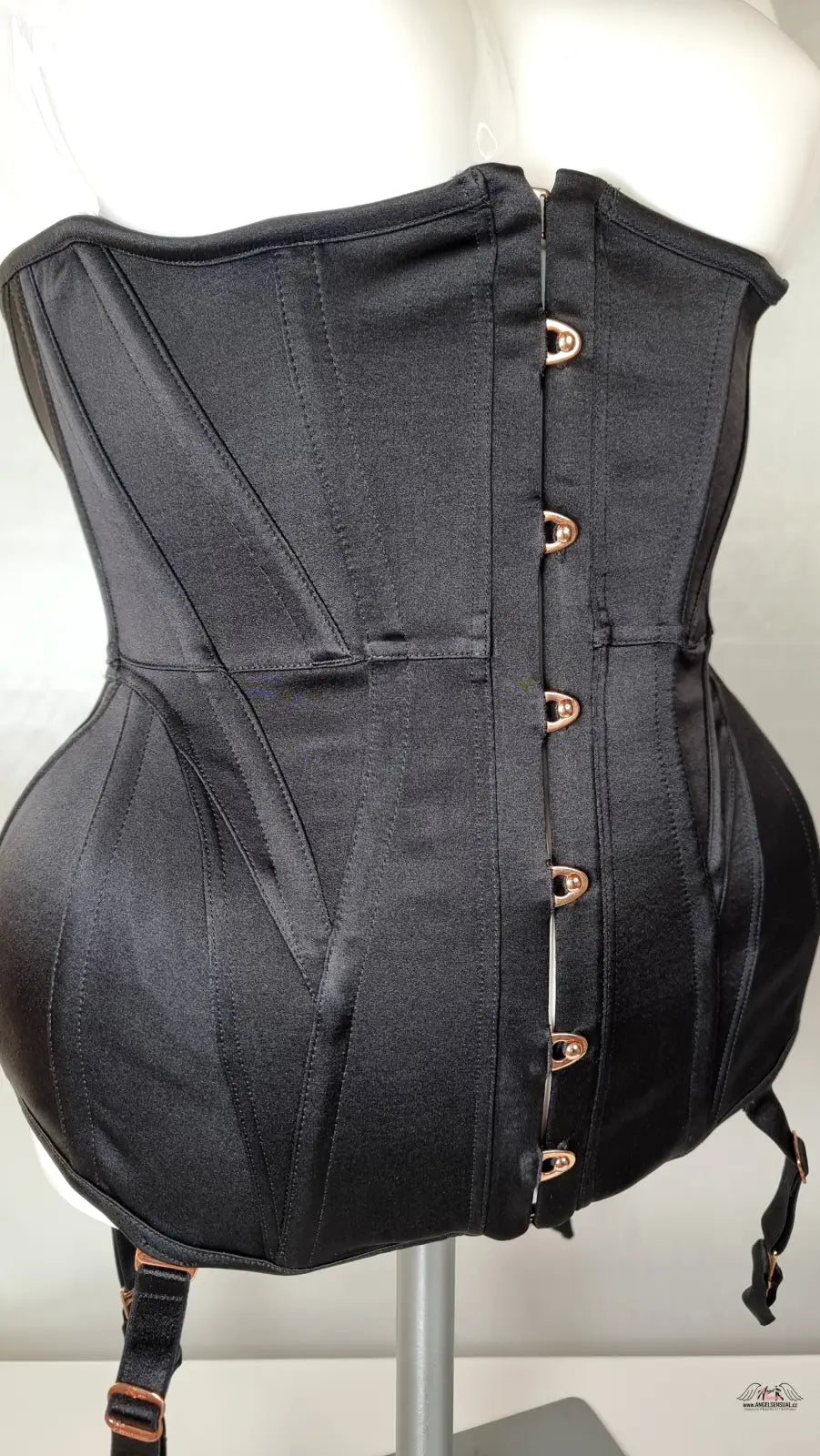Black satin korzet cadance s front busk uzávěrem a garter straps, luxusní možností přidání ramínek