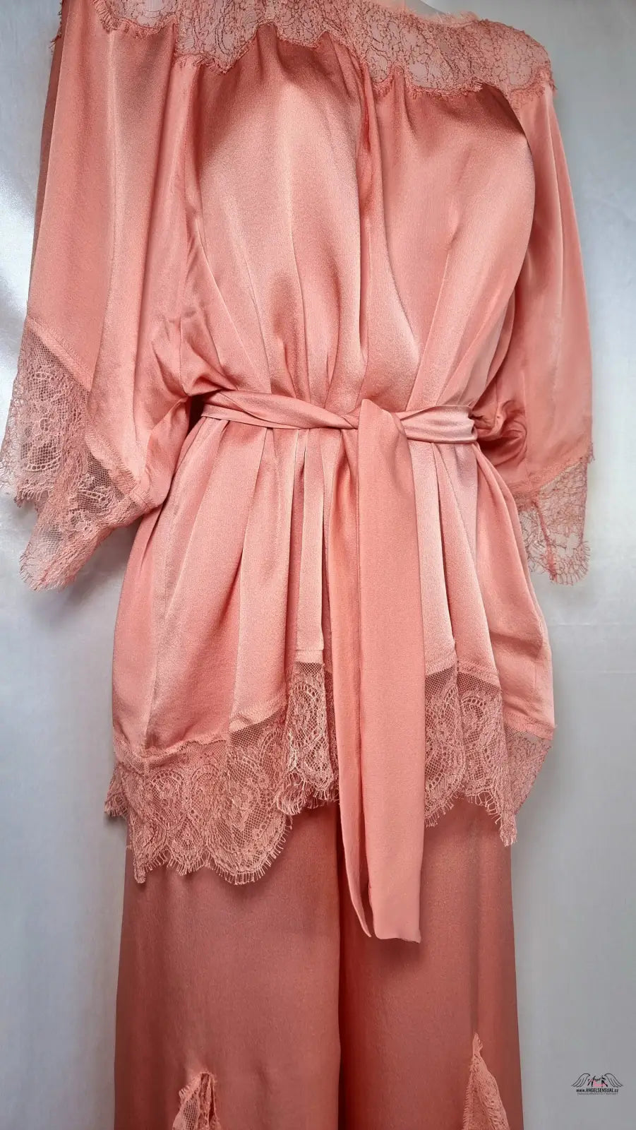 Salónově růžový saténový pyžamový set Agent Provocateur Racqulle Peach s krajkovým lemem