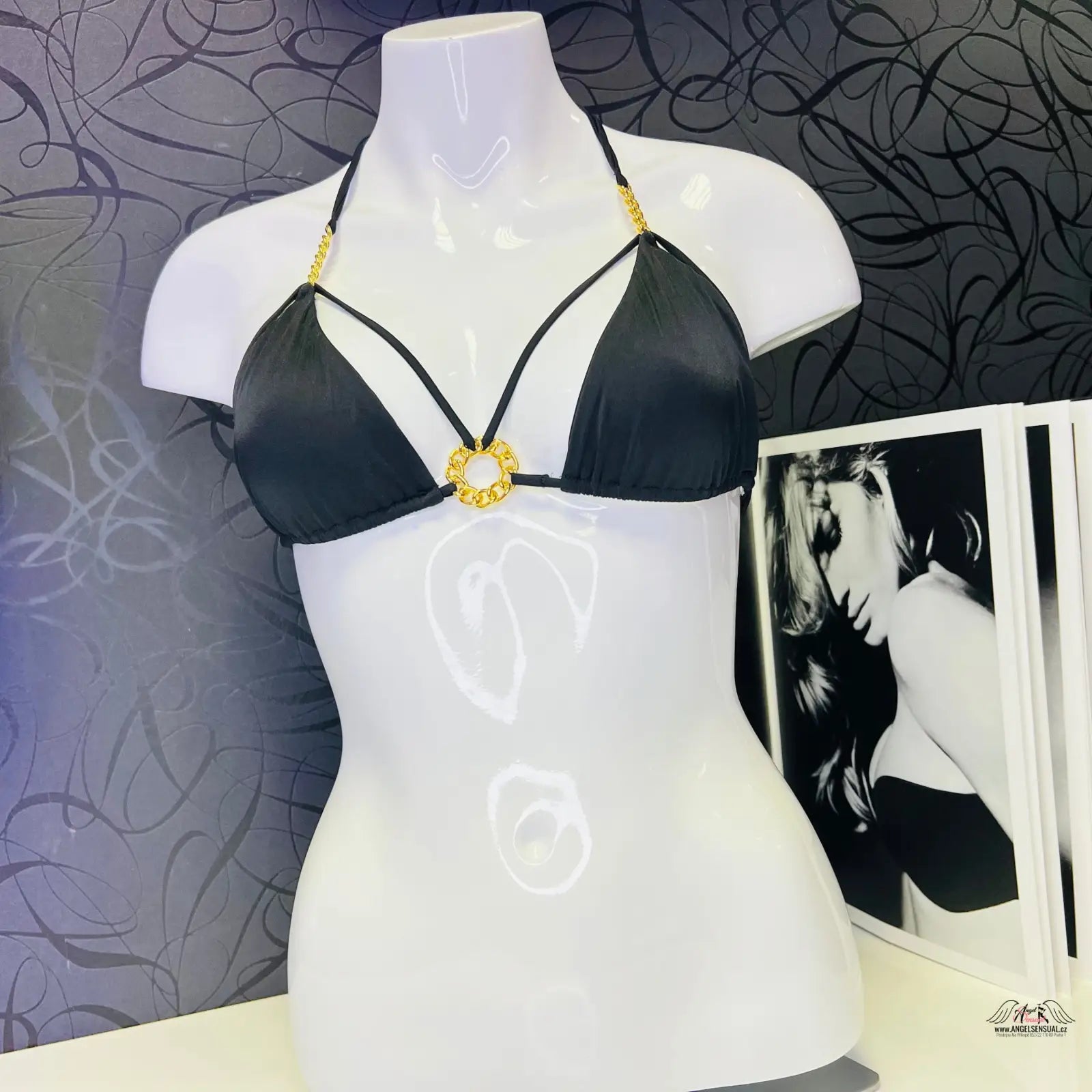 Bílý top bikiny Agent Provocateur Cee Cee na bílém modelu s zlatými řetězy