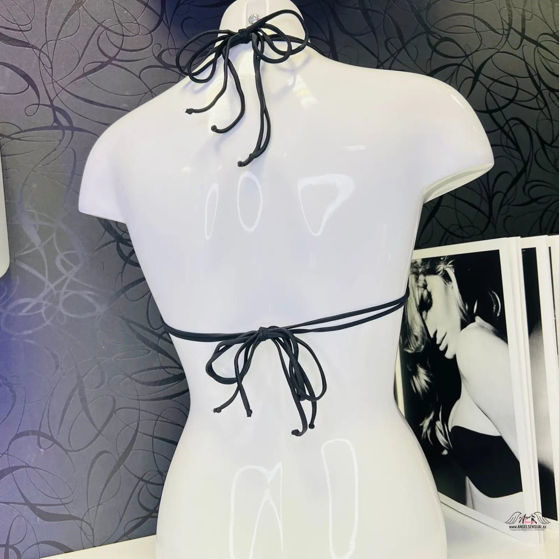 Bílý top bikiny Agent Provocateur Cee Cee s černými šňůrkami na manekýnu